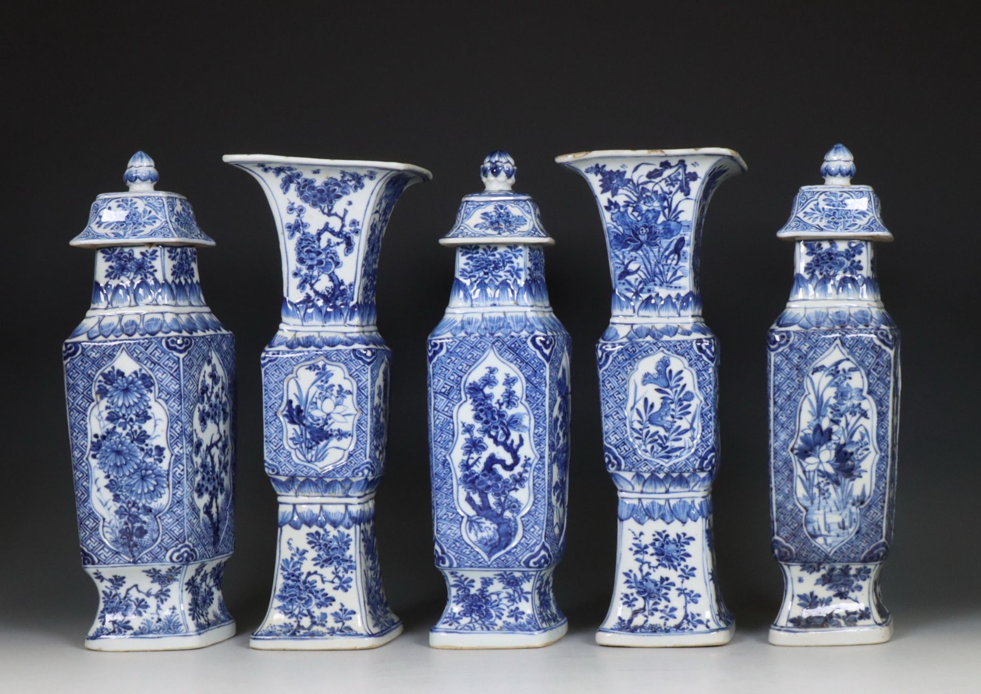 China, blue and white porcelain five-piece lozenge garniture, Kangxi (1662-1722), - Bild 4 aus 15