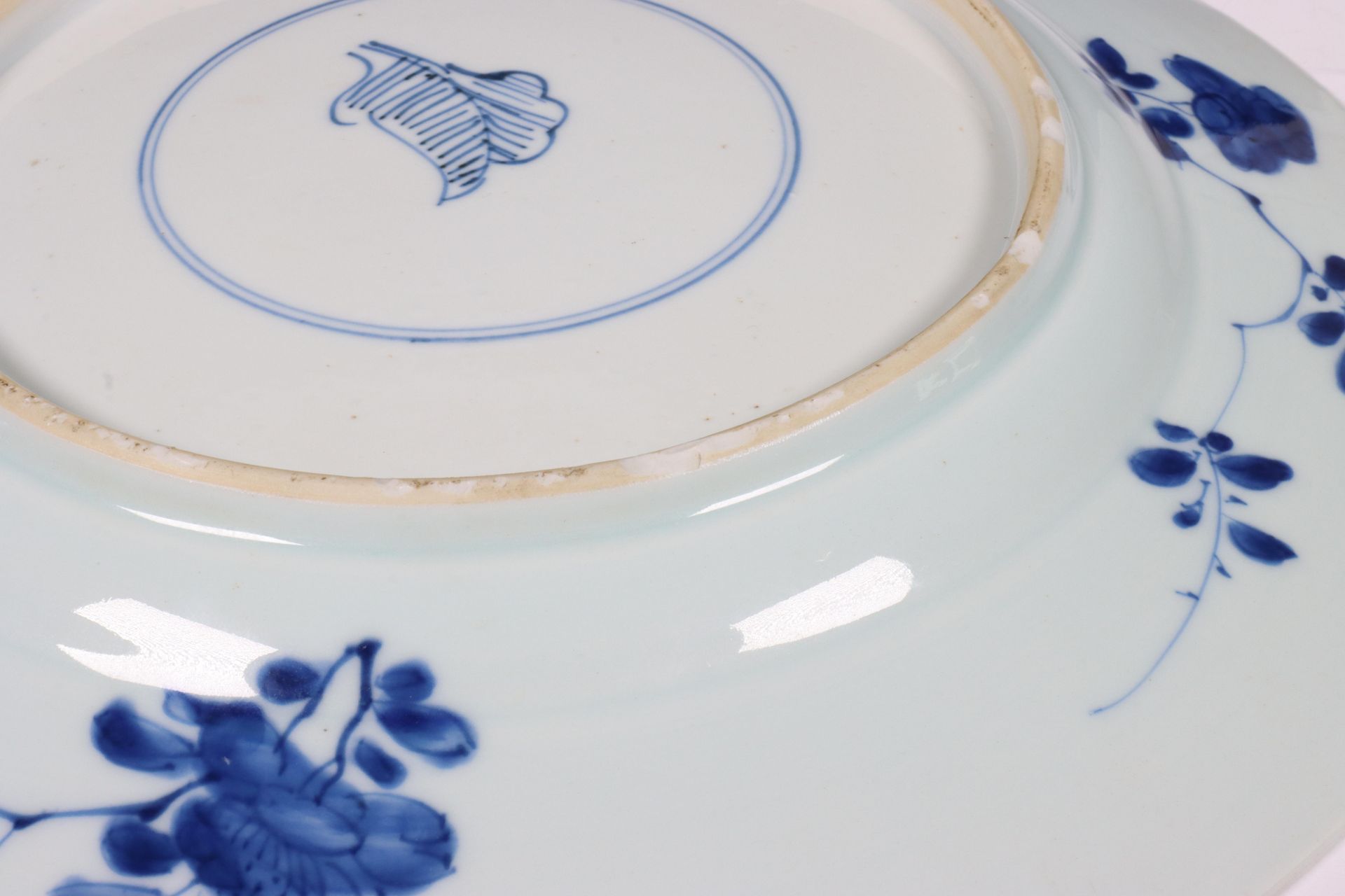China, three blue and white porcelain 'aster' plates, 18th century, - Bild 2 aus 4