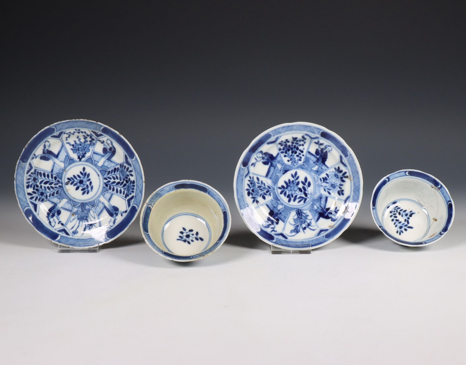 China, associated set of twelve blue and white porcelain tea bowls and eleven saucers, Kangxi period - Image 2 of 4