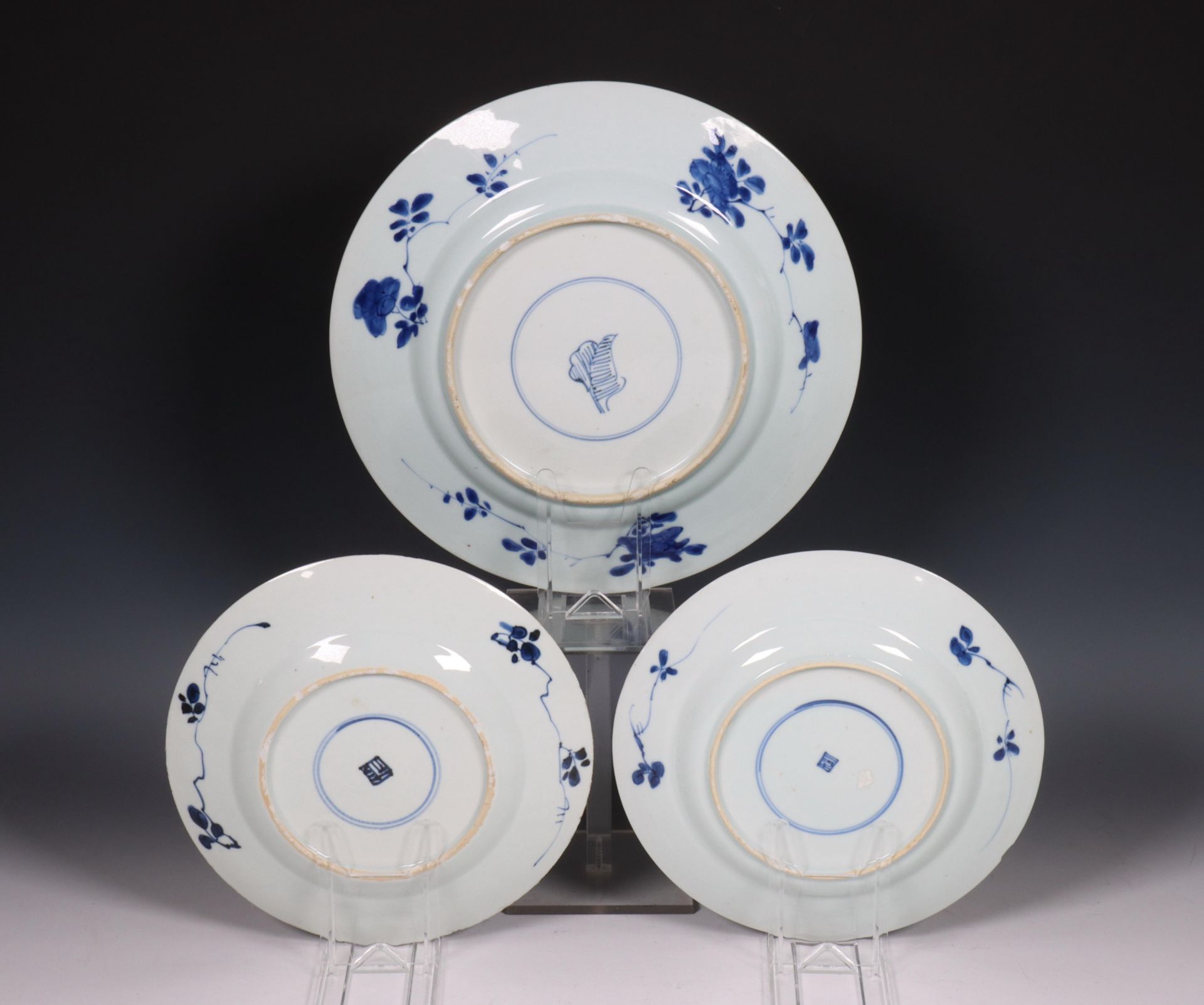 China, three blue and white porcelain 'aster' plates, 18th century, - Bild 3 aus 4