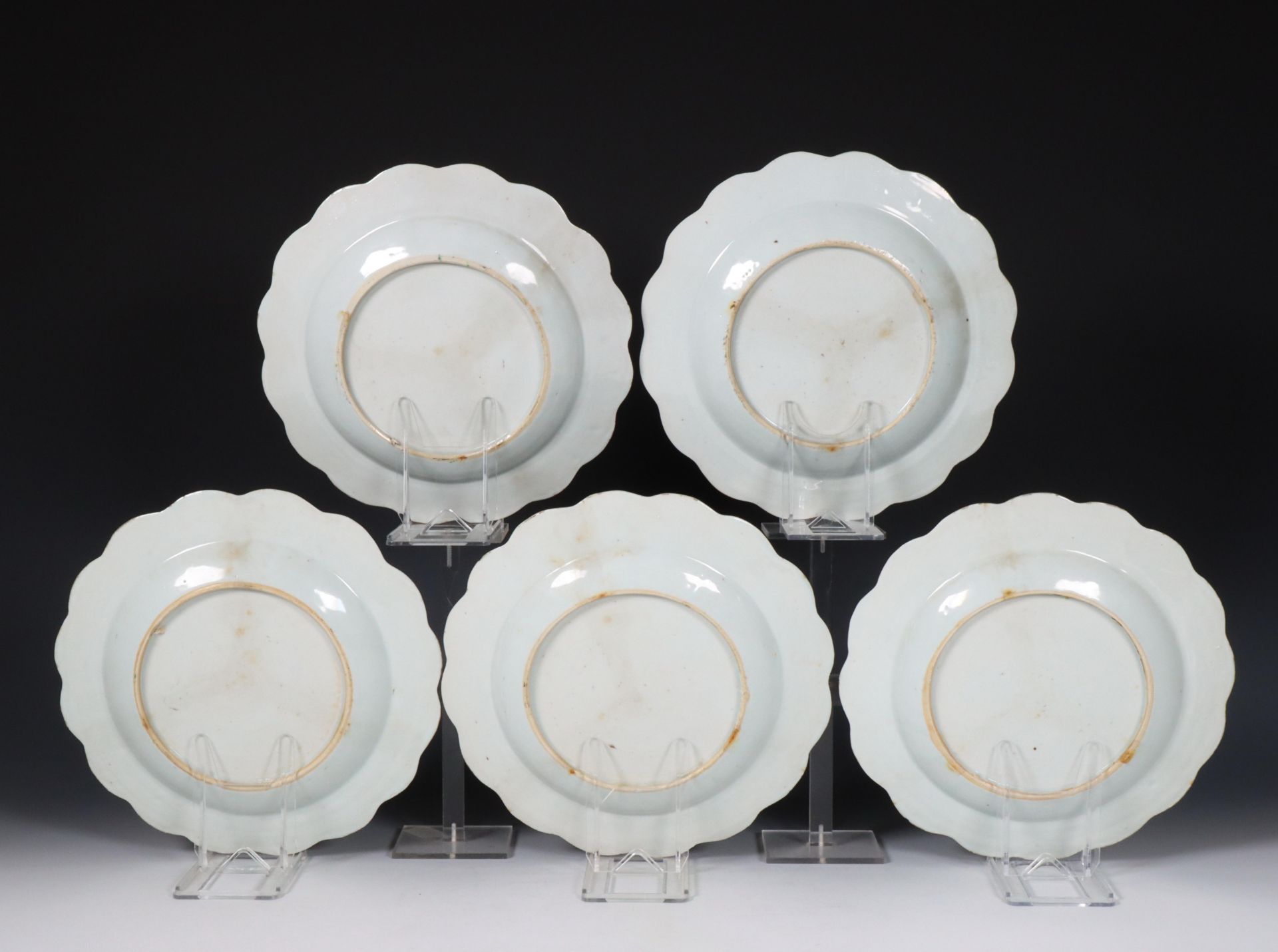 China, set of five famille rose porcelain plates, Qianlong period (1736-1795), - Bild 2 aus 2