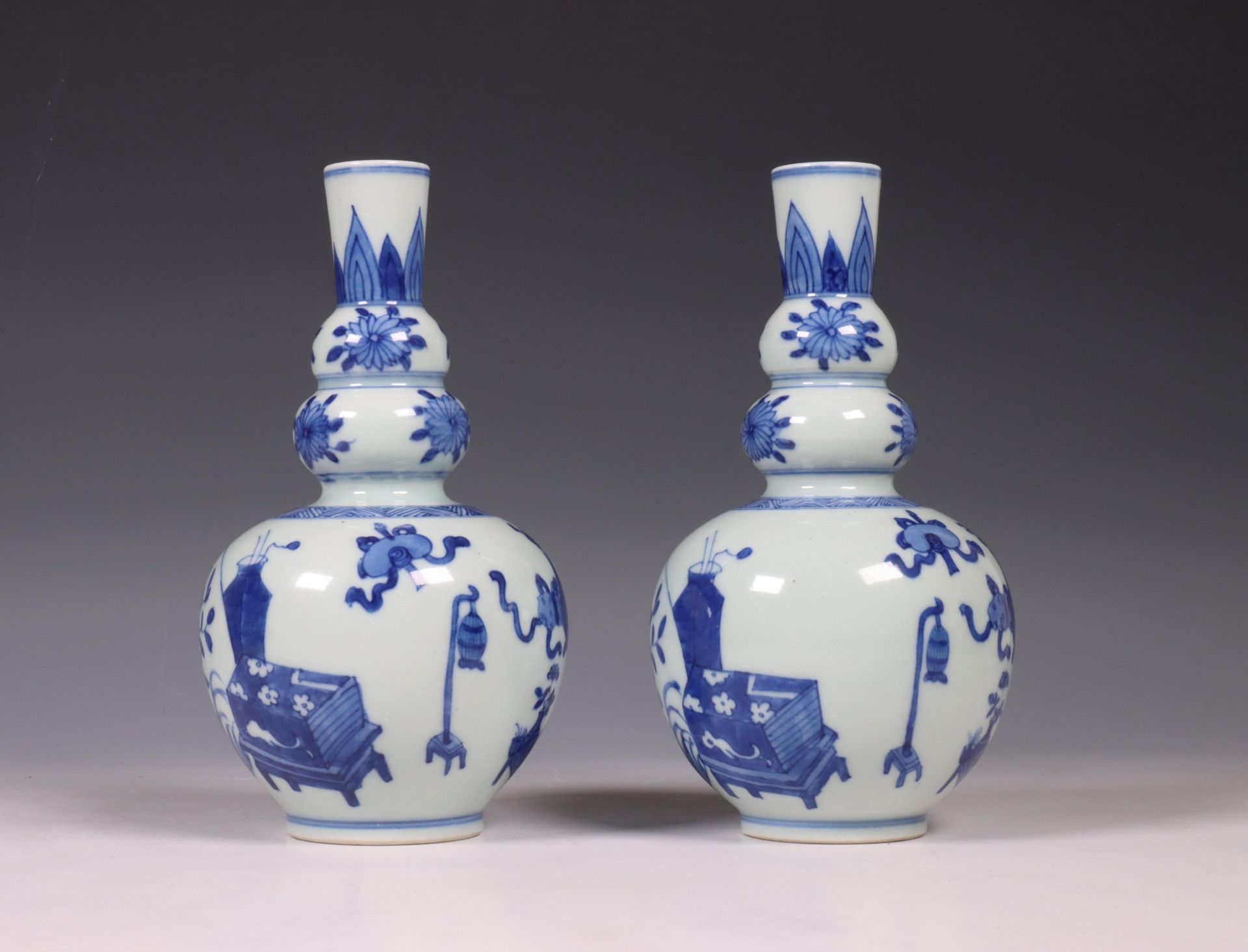 China, pair of blue and white garlic-neck vases, 19th/ 20th century, - Image 6 of 6