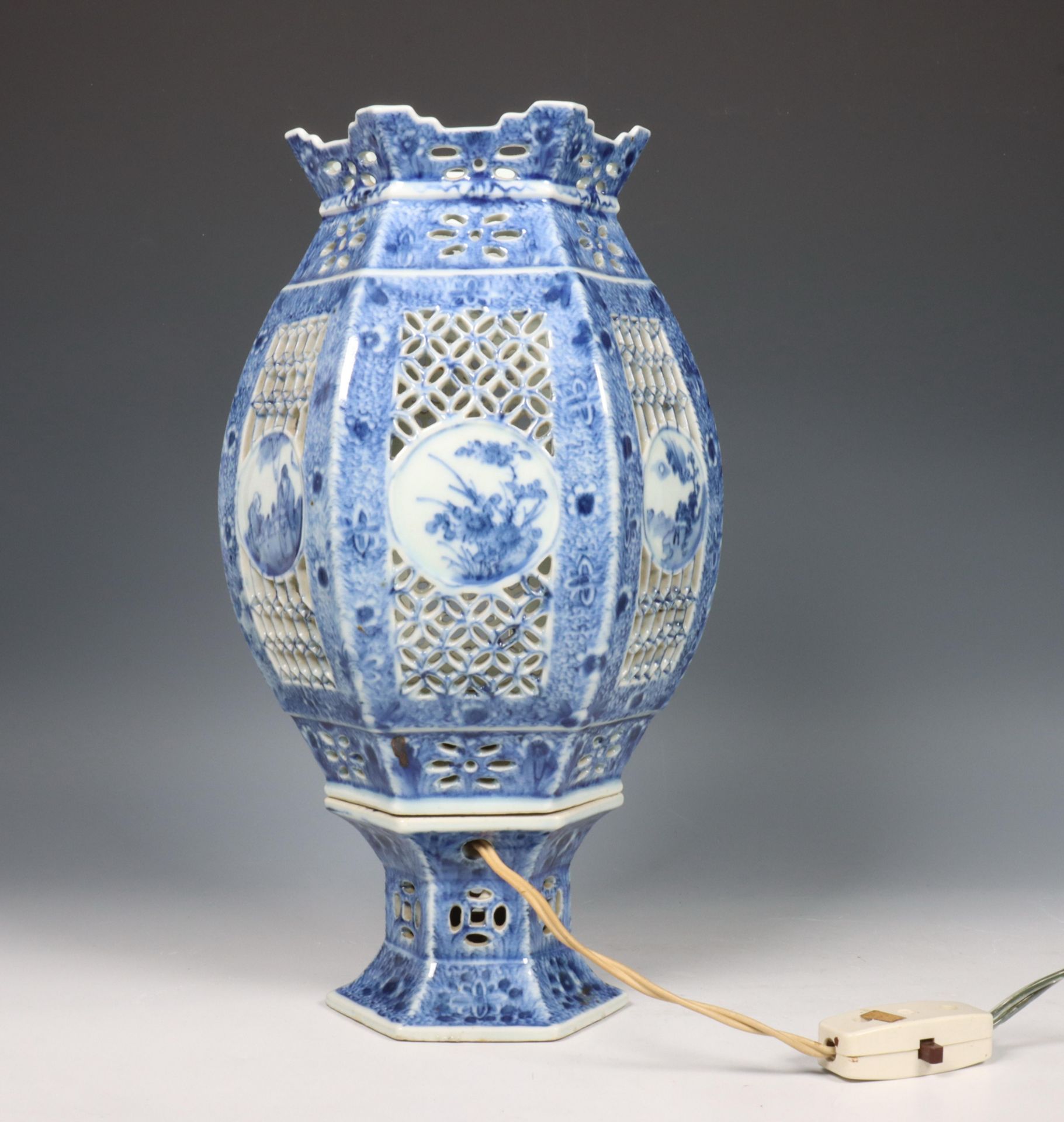 China, blue and white porcelain openworked 'devil ware' lantern on foot, 19th century, - Bild 2 aus 6