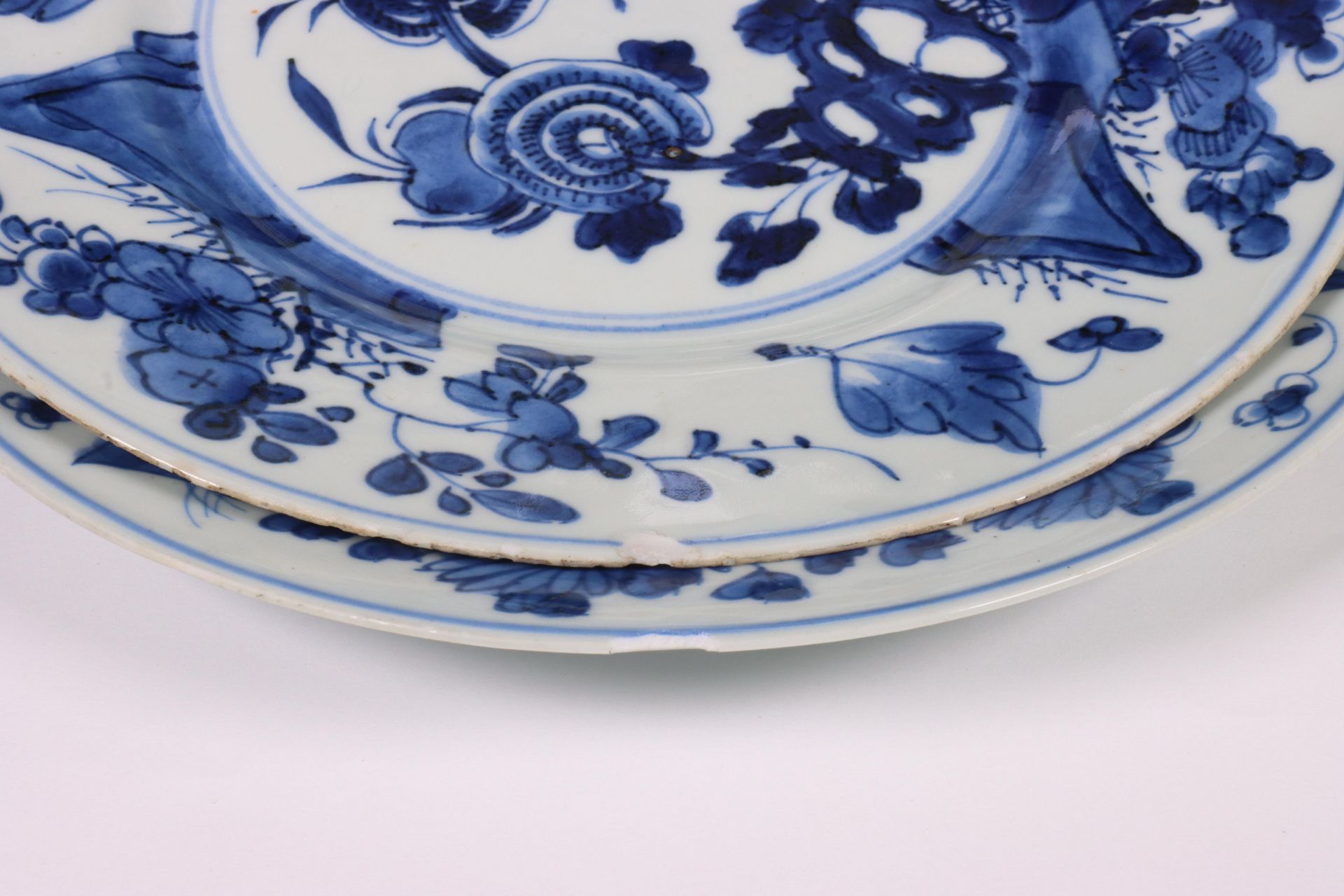 China, three blue and white porcelain 'aster' plates, 18th century, - Bild 4 aus 4