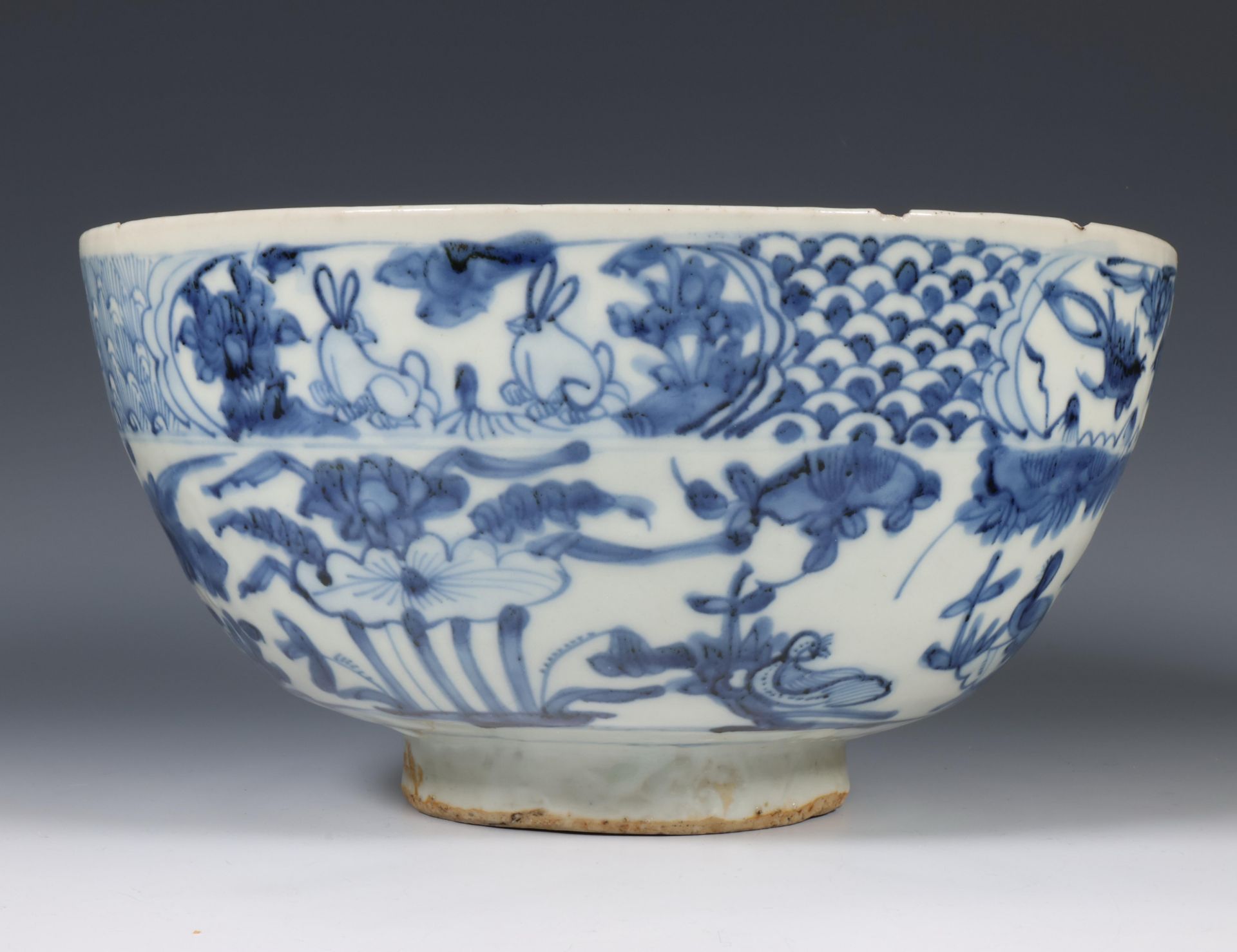 China, large blue and white porcelain bowl, mid-17th century, - Bild 6 aus 6