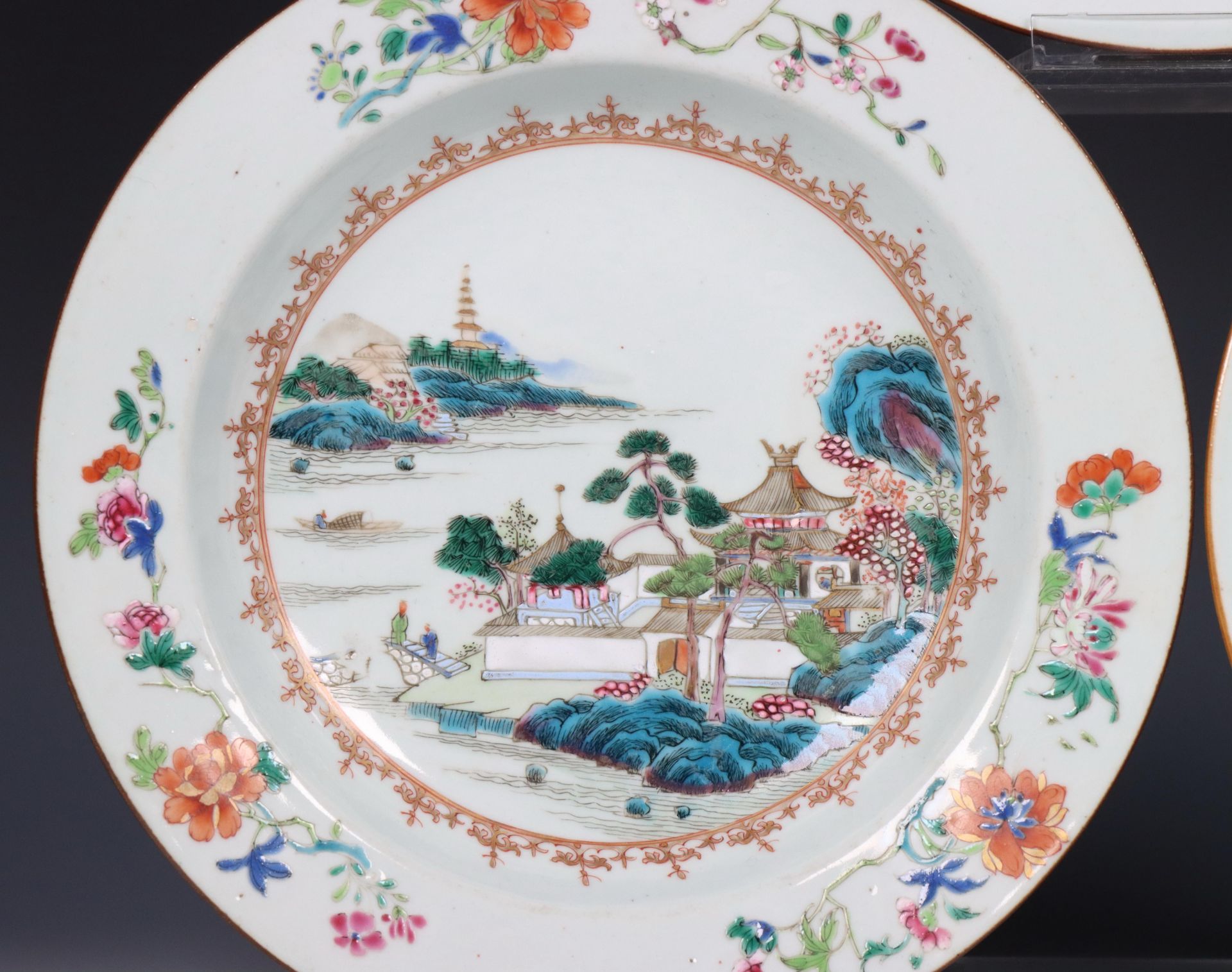 China, set of three famille rose porcelain deep dishes, Qianlong period (1736-1795), - Bild 4 aus 4
