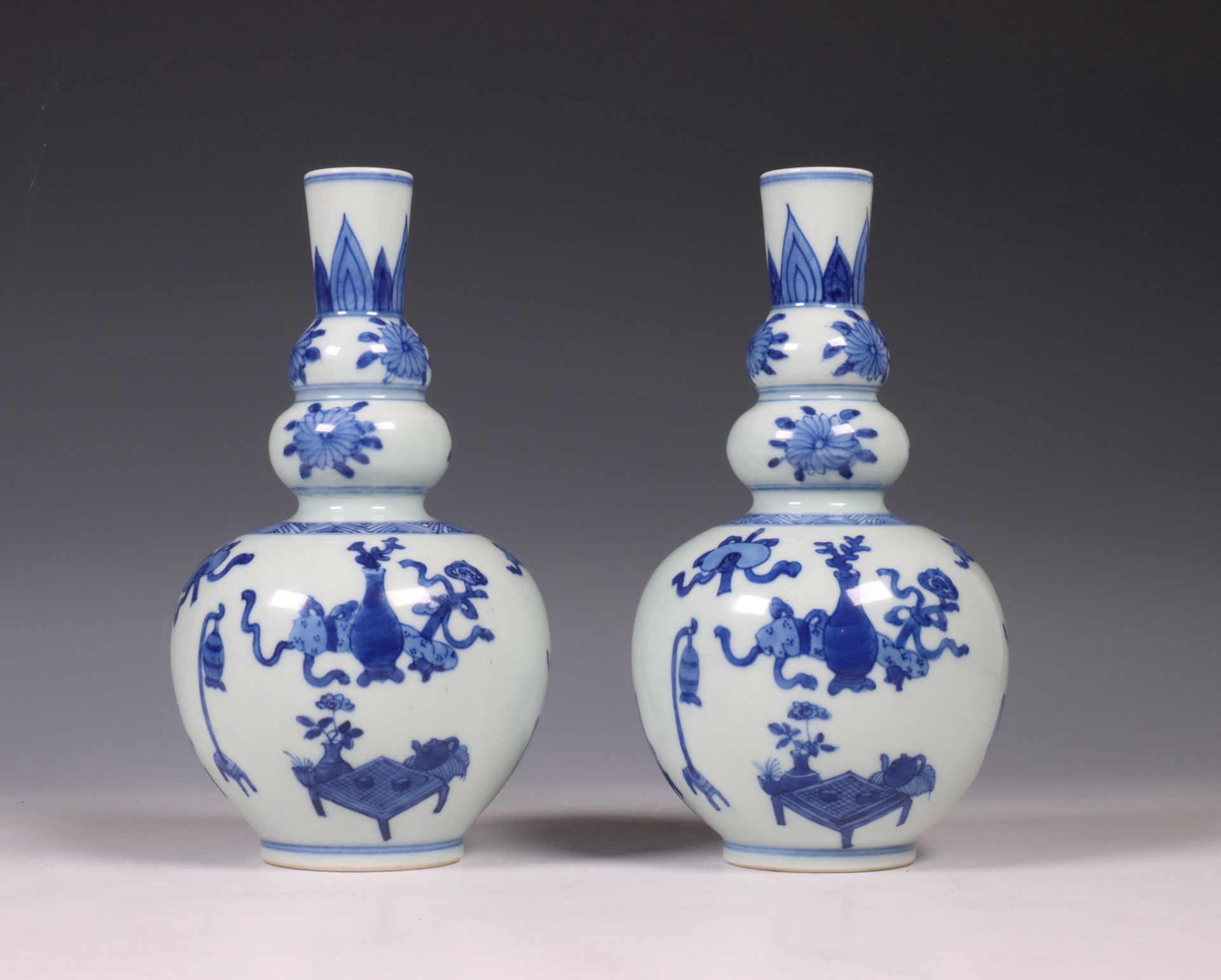 China, pair of blue and white garlic-neck vases, 19th/ 20th century, - Bild 2 aus 6