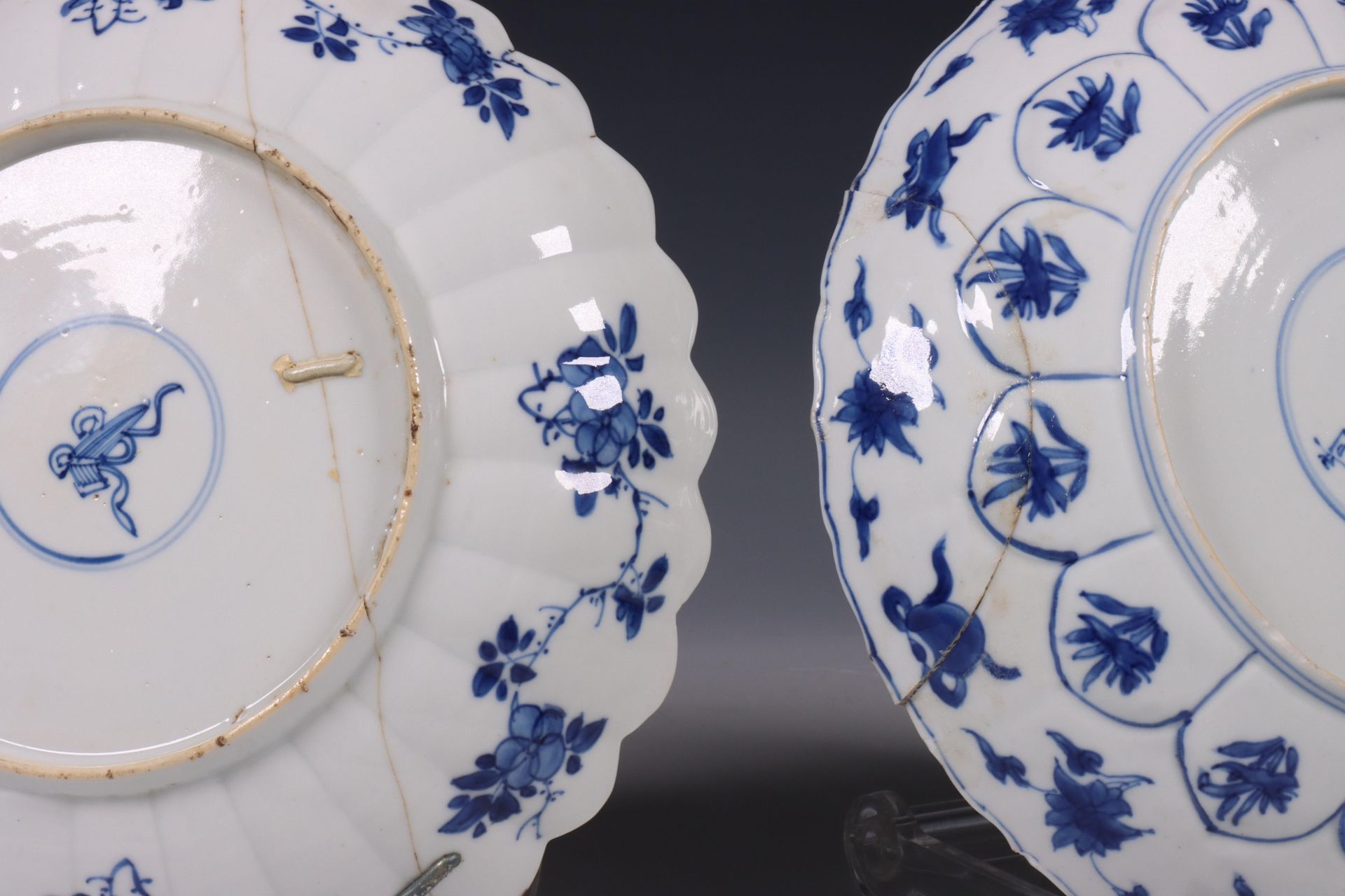 China, two blue and white porcelain plates, Kangxi period (1662-1722), - Bild 2 aus 3