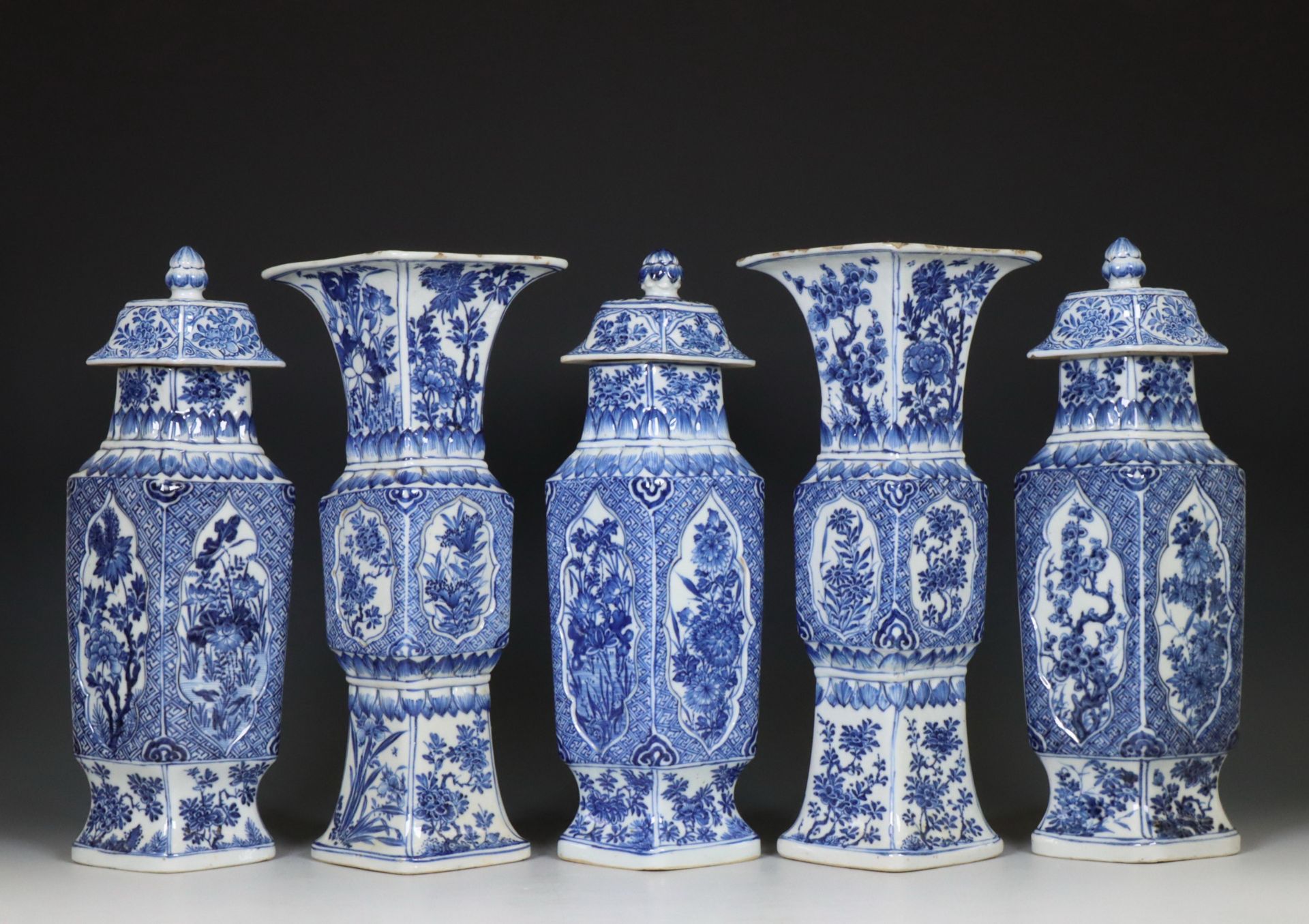 China, blue and white porcelain five-piece lozenge garniture, Kangxi (1662-1722), - Bild 10 aus 15