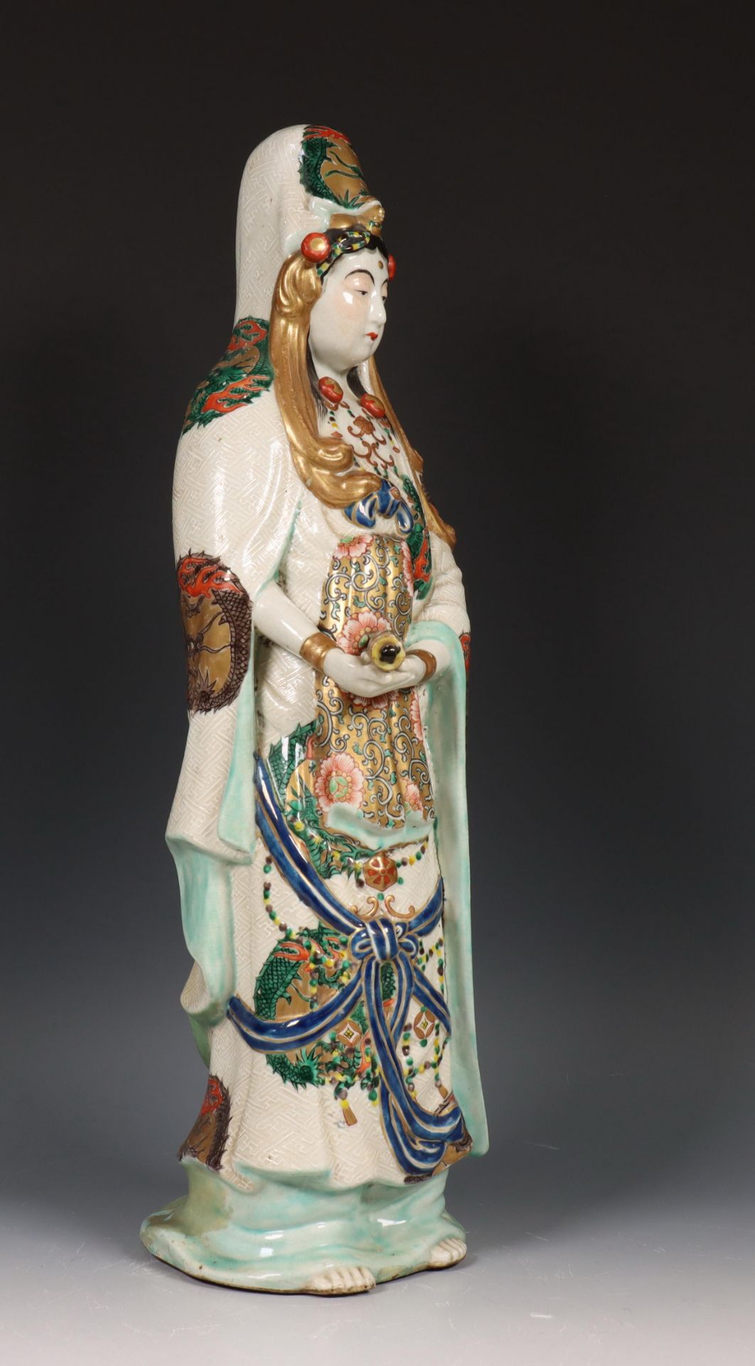 Japan, verte-Imari porcelain figure of Guanyin, 19th/ 20th century, - Bild 2 aus 9