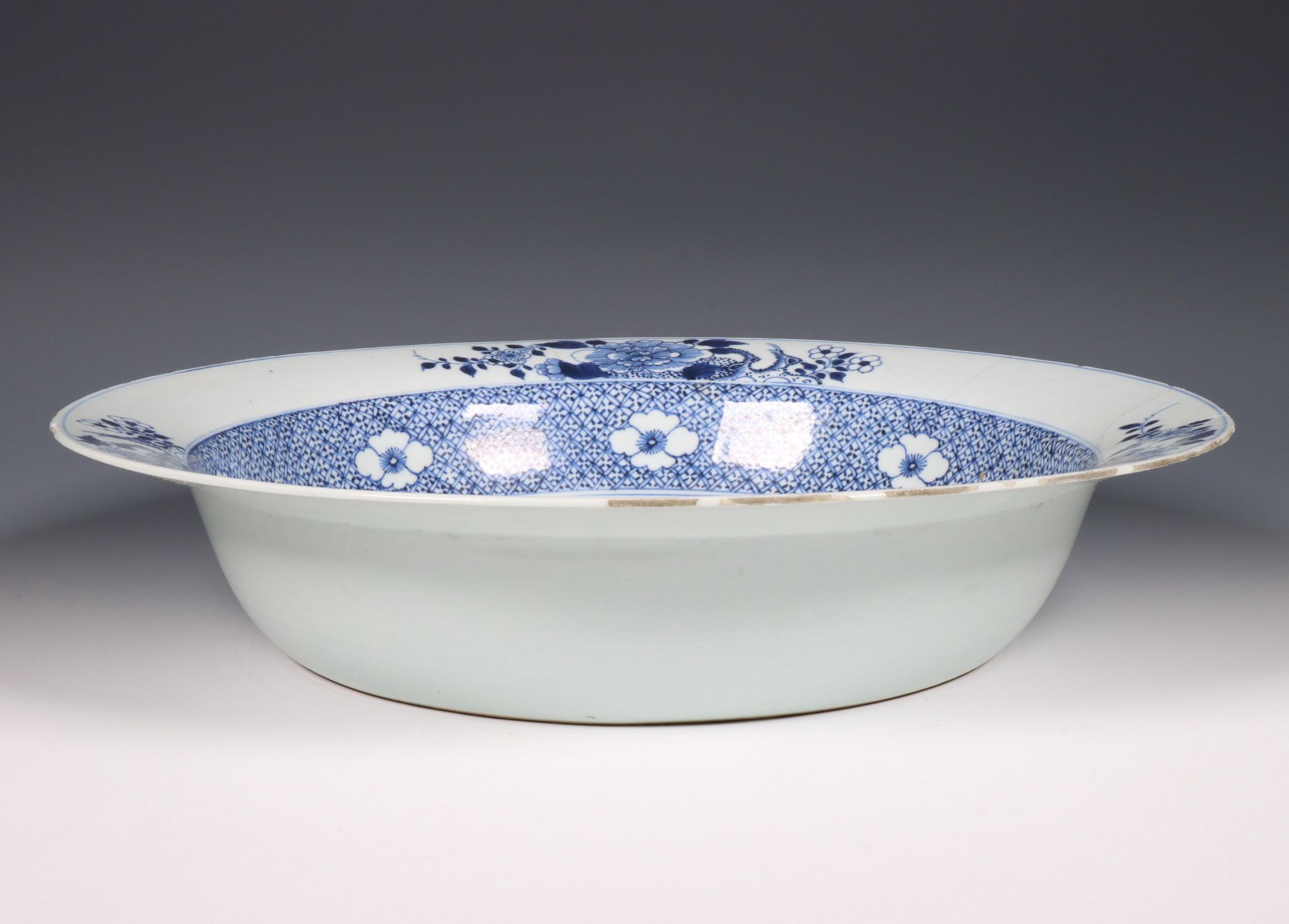 China, large blue and white porcelain serving dish, Qianlong period (1736-1795), - Image 4 of 4