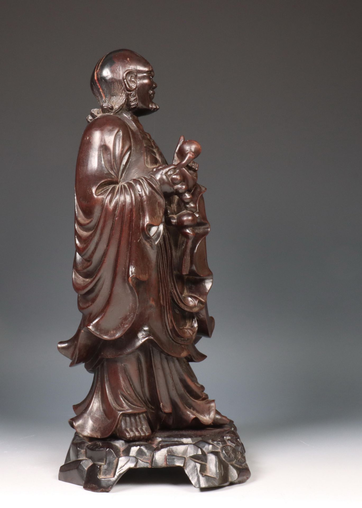 China, zwart houten figuur van een Luohan, ca. 1900, - Image 3 of 6