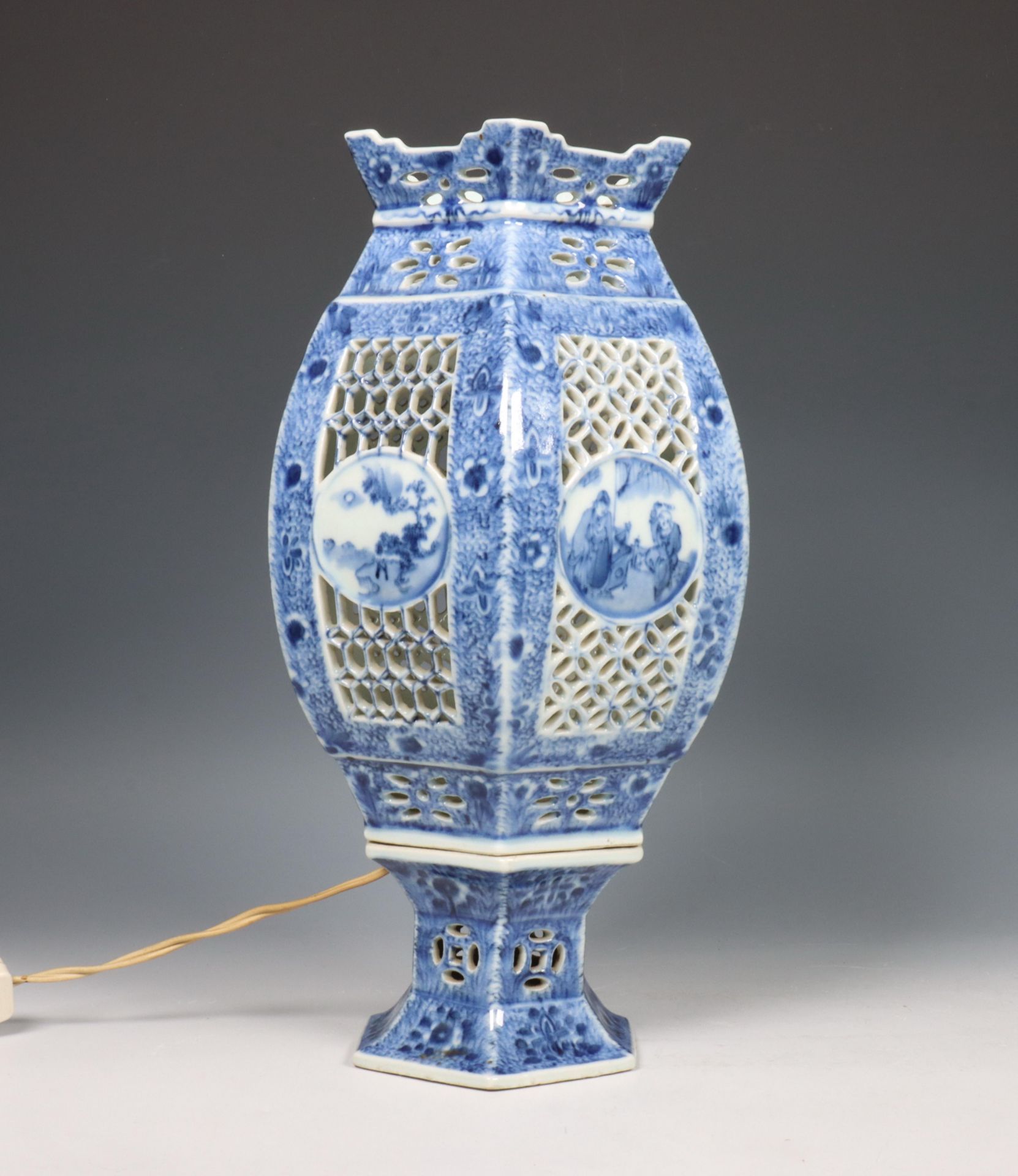 China, blue and white porcelain openworked 'devil ware' lantern on foot, 19th century, - Bild 3 aus 6