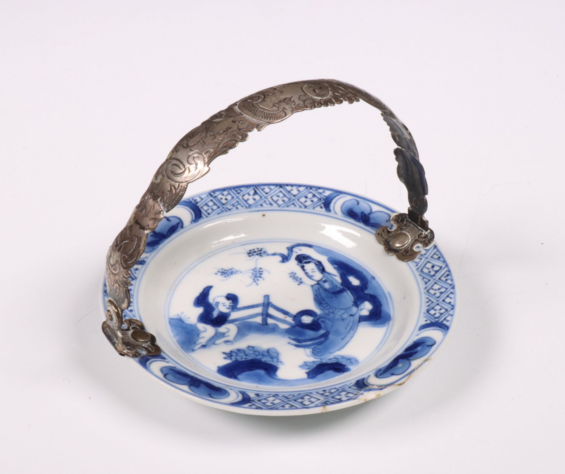 China, silver-mounted blue and white porcelain saucer, Kangxi period (1662-1722), the silver 19th ce