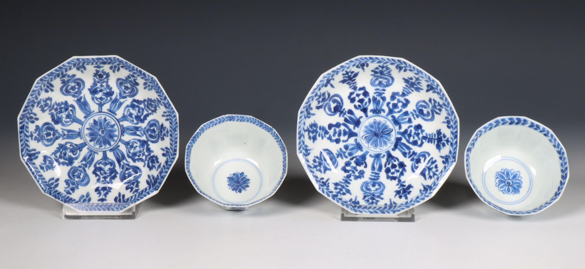 China, pair of canted blue and white porcelain teacups and saucers, Kangxi period (1662-1722), - Bild 4 aus 4