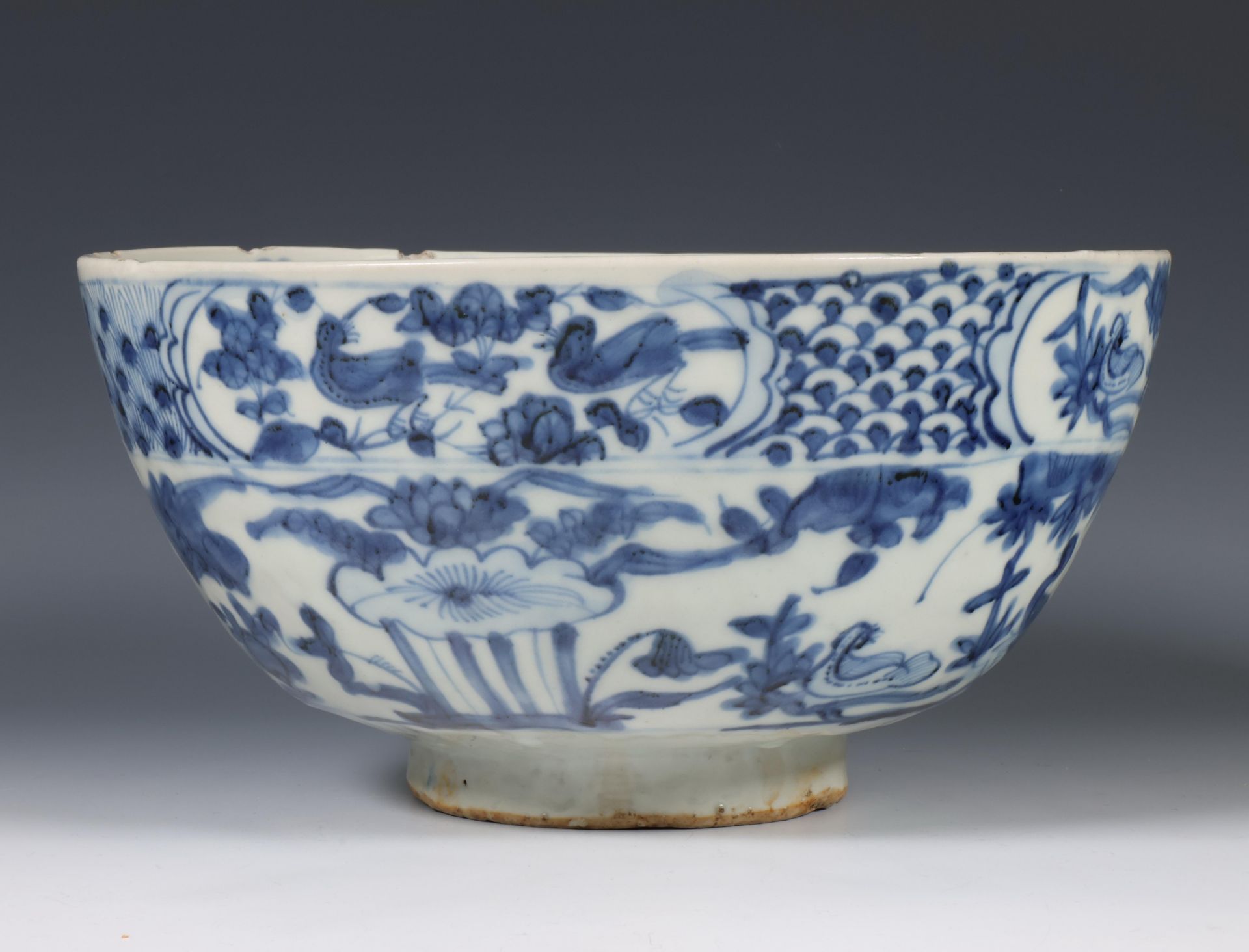 China, large blue and white porcelain bowl, mid-17th century, - Bild 3 aus 6