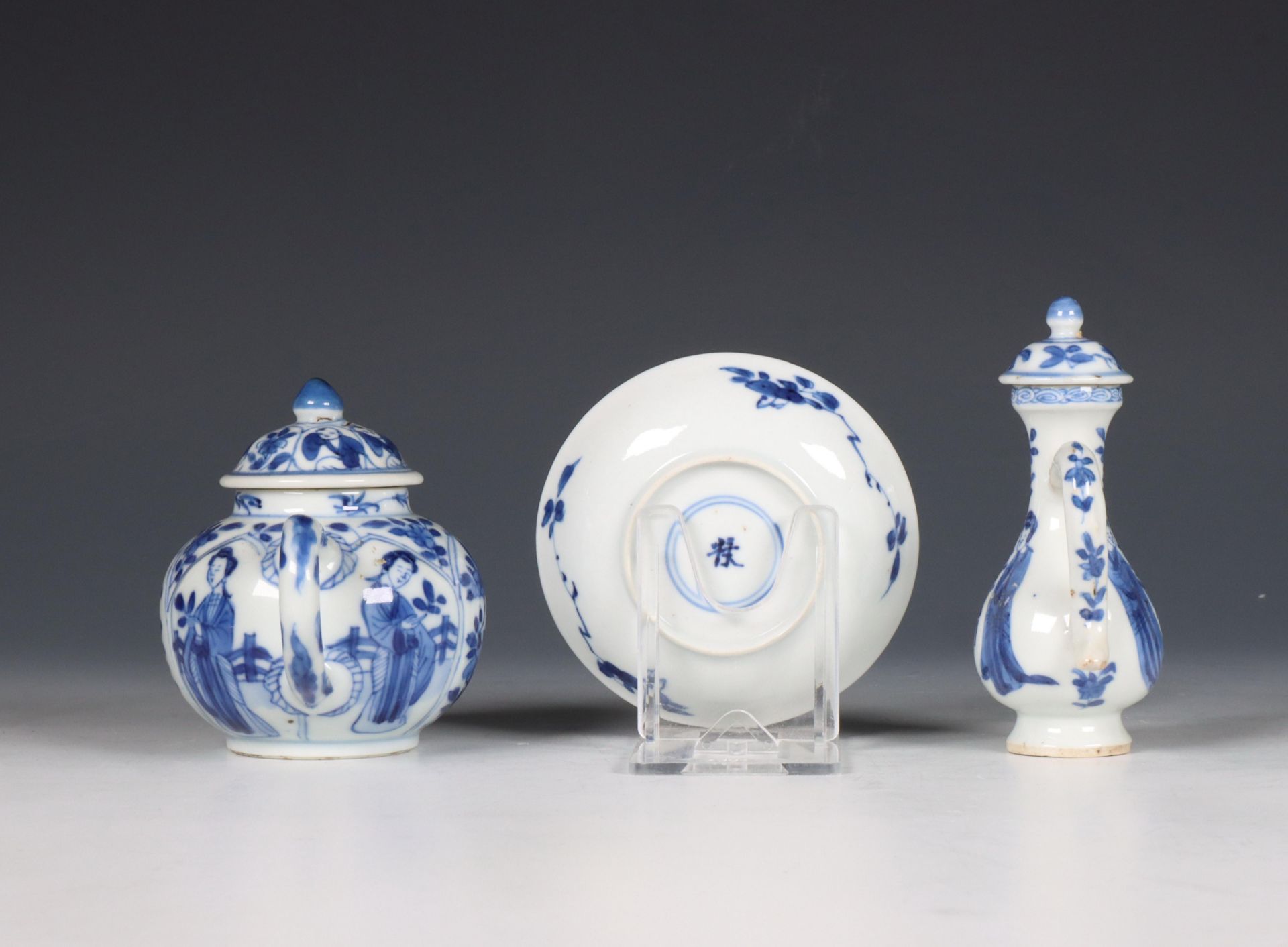 China, two small blue and white jars and one saucer, Kangxi period (1662-1722), - Bild 6 aus 6