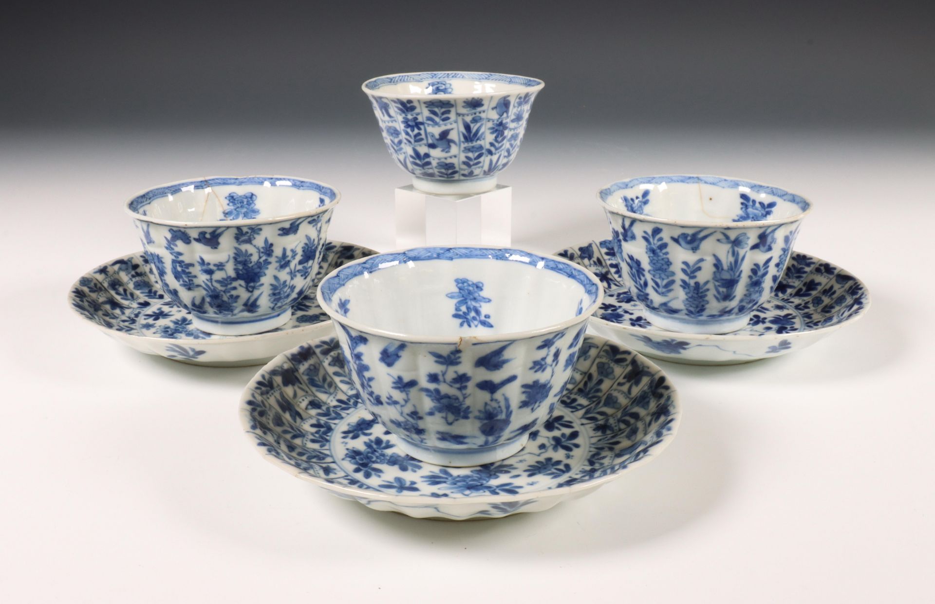 China, set van vier blauw-wit porseleinen koppen en drie schotels, Kangxi periode (1662-1722), - Image 4 of 4