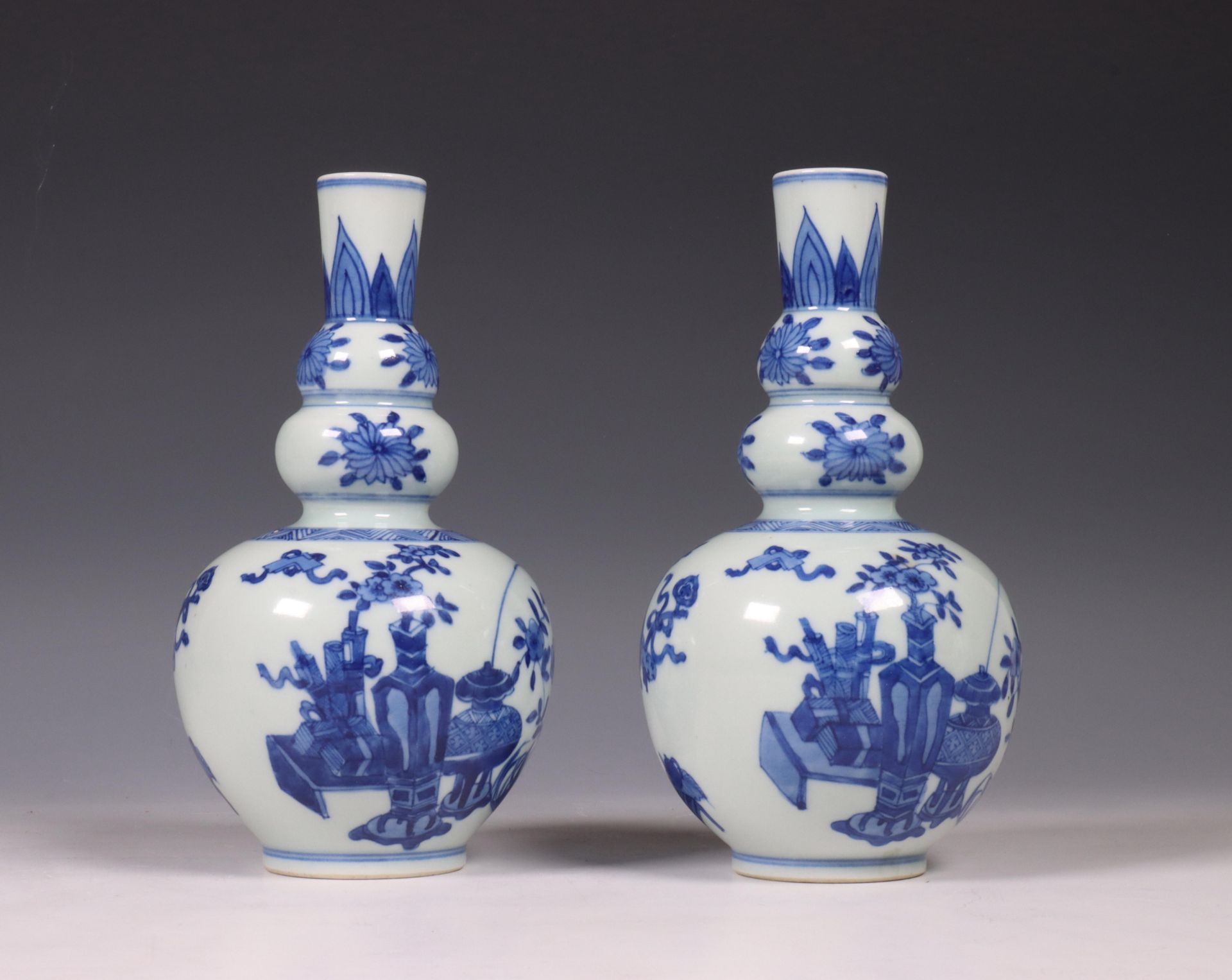 China, pair of blue and white garlic-neck vases, 19th/ 20th century, - Bild 3 aus 6