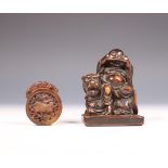 China, houten snijwerk van Budai op tijger en stenen plaque met kylin
