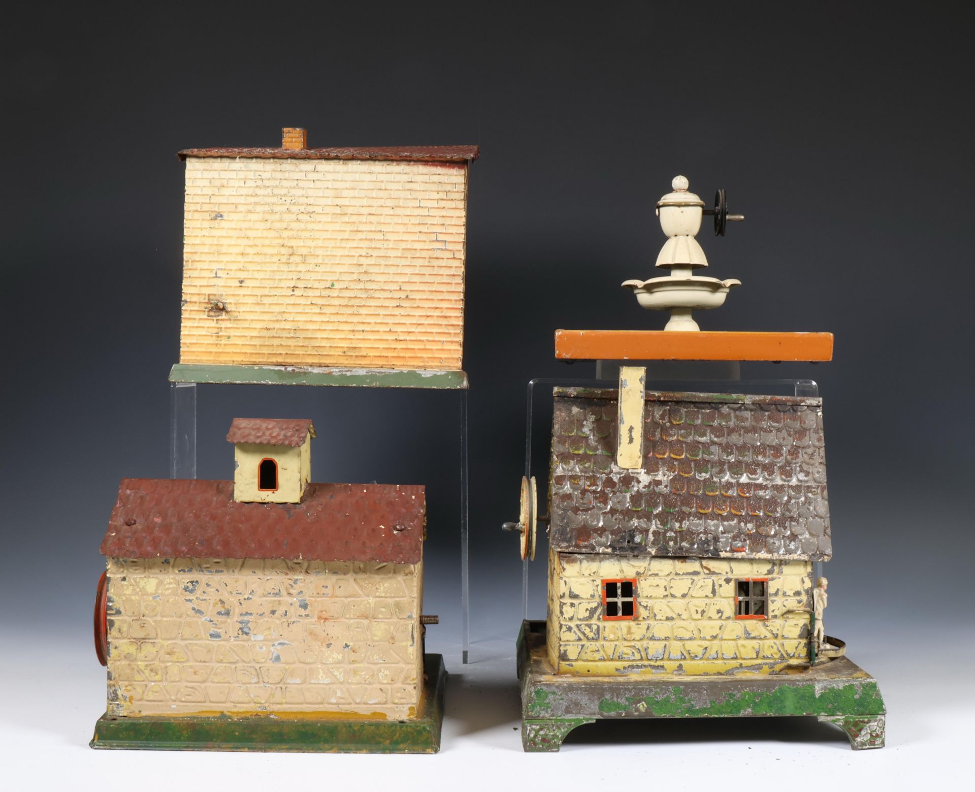 Gebrüder Bing, drie metalen huizen met mechanisme voorstellingen, ca. 1900; - Bild 2 aus 4