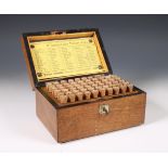 Duitsland, homeopatische apotheek in houten kist, ca. 1900;