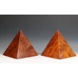 Twee wortelnoten houten piramides, 20e eeuw