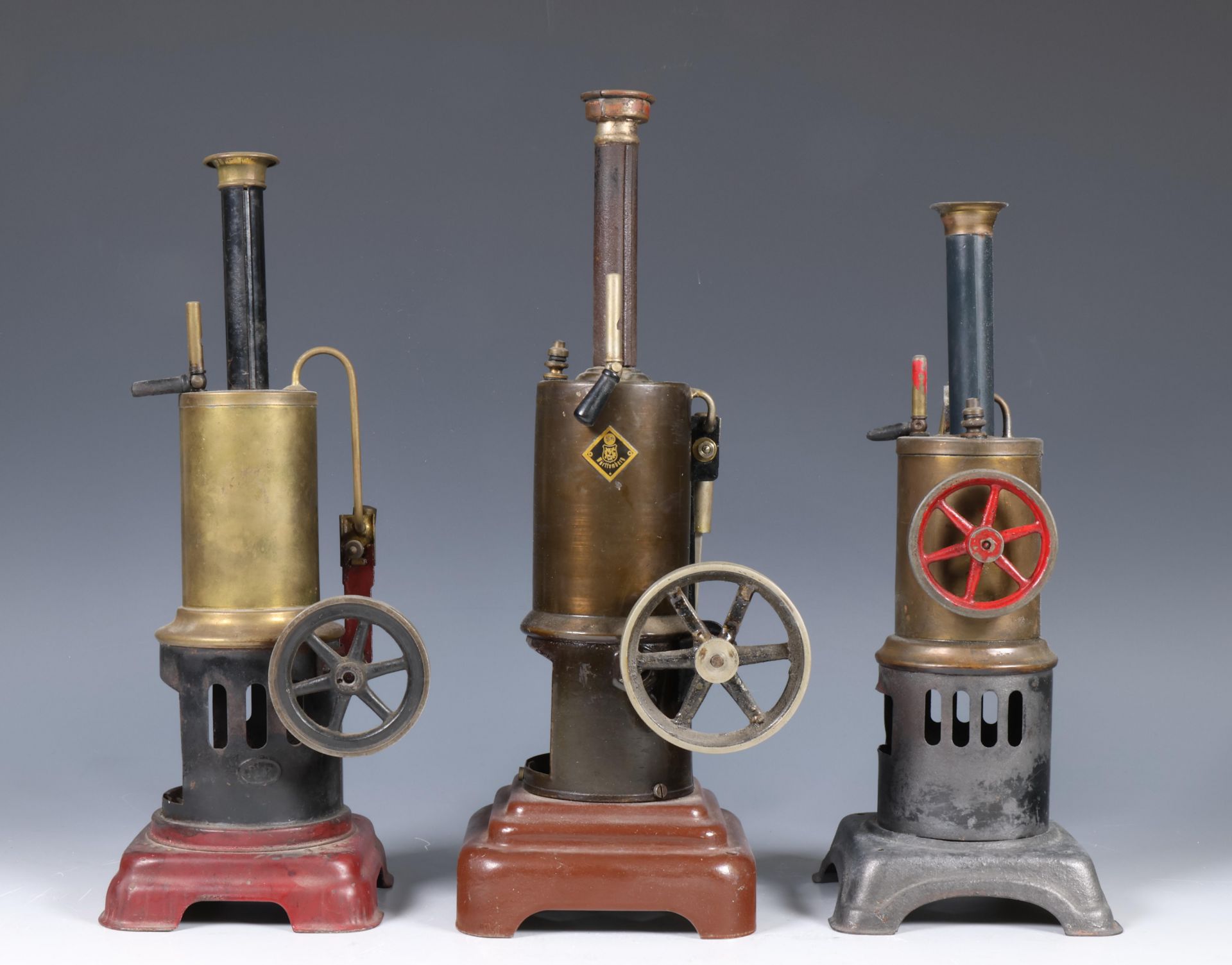 Drie verticale stoommachines, ca. 1910;
