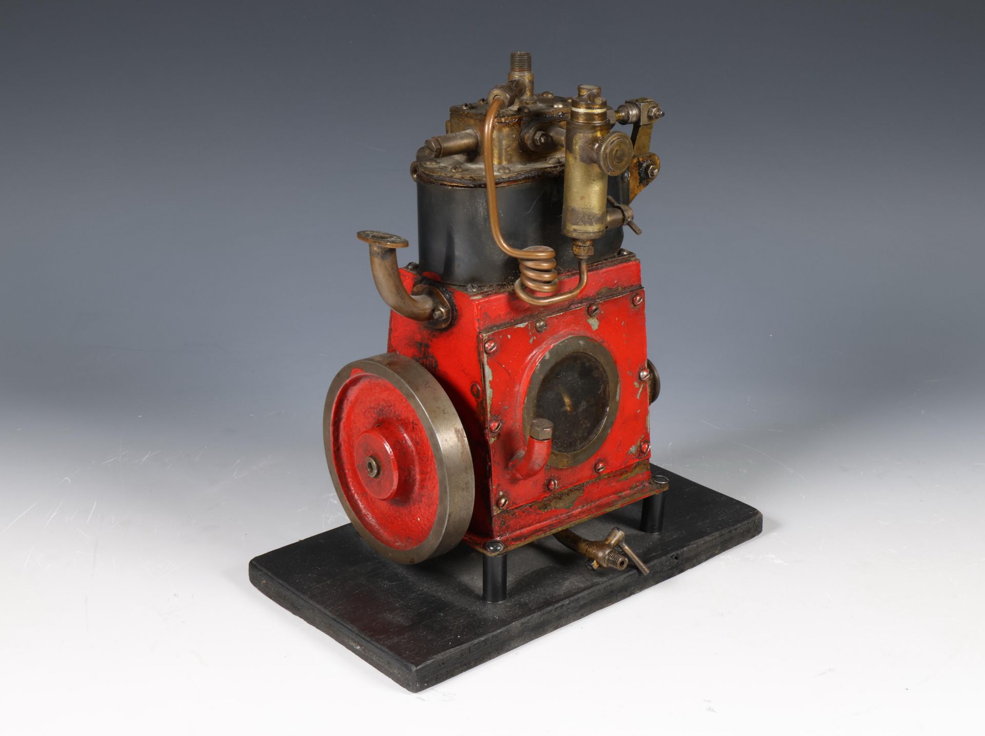 Metalen en bronzen model van scheeps dieselmotor, ca. 1920;