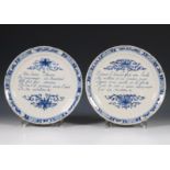 Frankrijk, twee blauw wit aardewerk pannekoek borden, 18e eeuw;