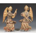 Italië, twee gestoken houten wand sculpturen, Engelen, 19e eeuw;
