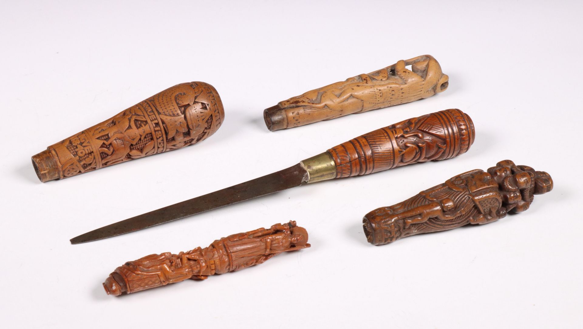 Vier gesnedenhouten mesgrepen en een mes met gesneden greep, 18 en 19e eeuw; - Image 2 of 3