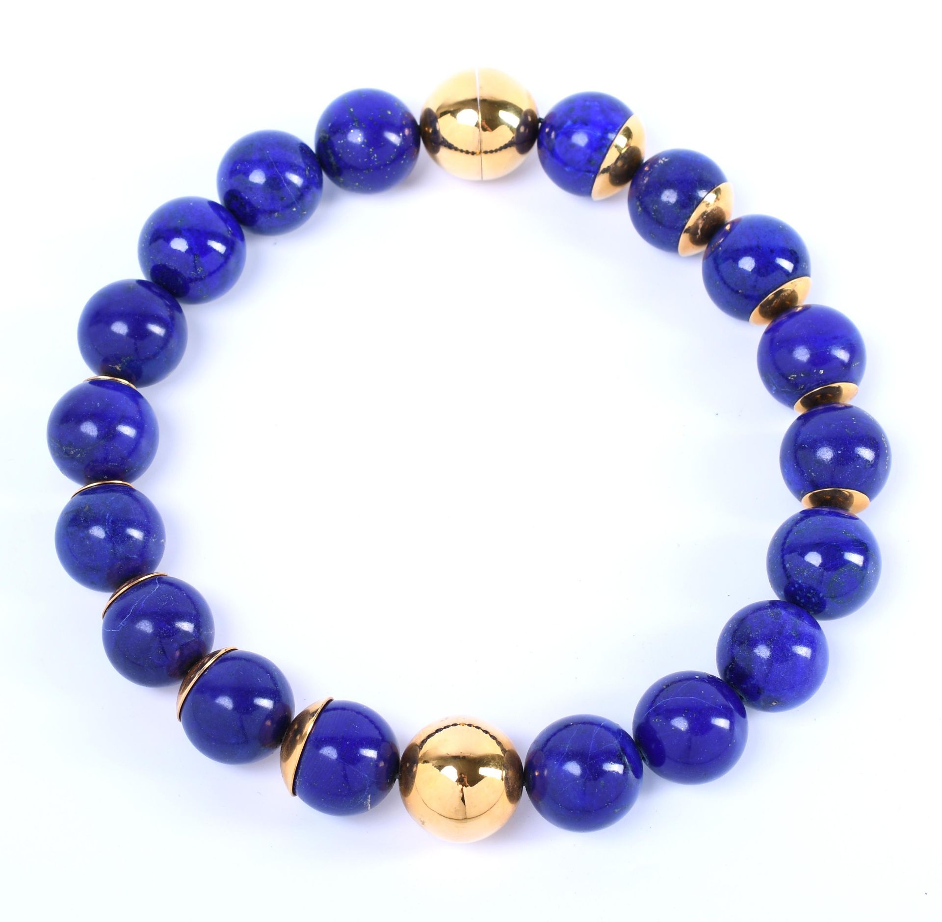 18 kt. gouden collier met kralen van lapis lazuli.