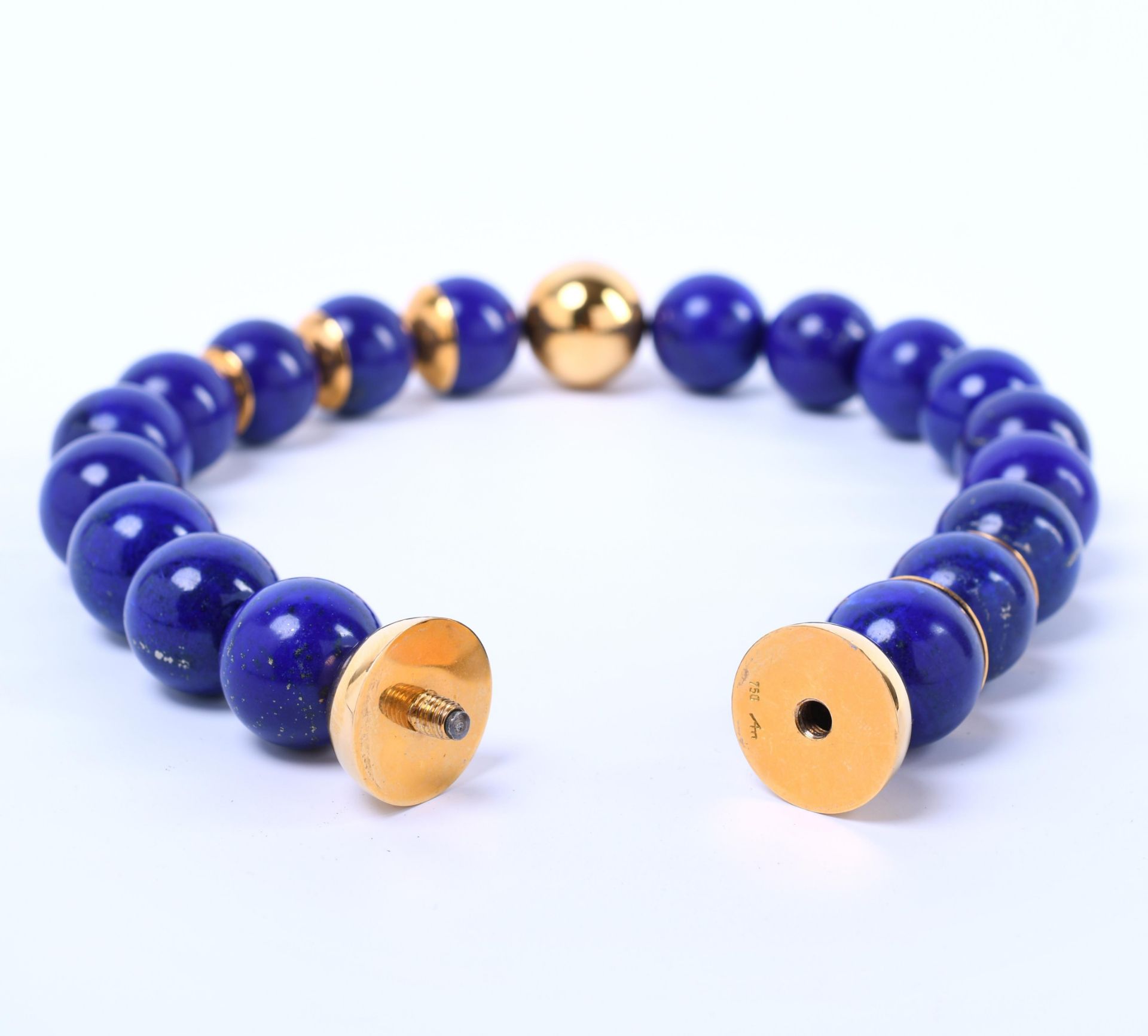 18 kt. gouden collier met kralen van lapis lazuli. - Image 2 of 3