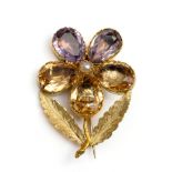 14 kt. gouden broche in de vorm van een viooltje, 19e eeuw.