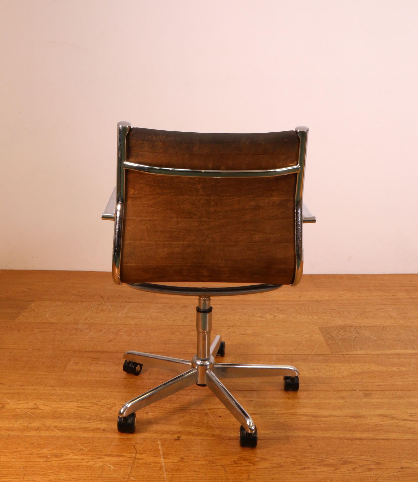 Naar Charles & Ray Eames, verchroomd stalen bureaustoel, ontwerp 1970, - Image 3 of 4