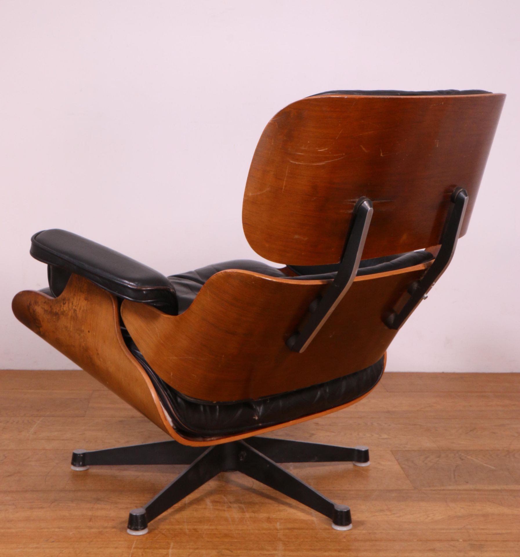 Charles & Ray Eames voor Herman Miller, U.S.A, Lounge Chair, model no. 670. - Image 7 of 9