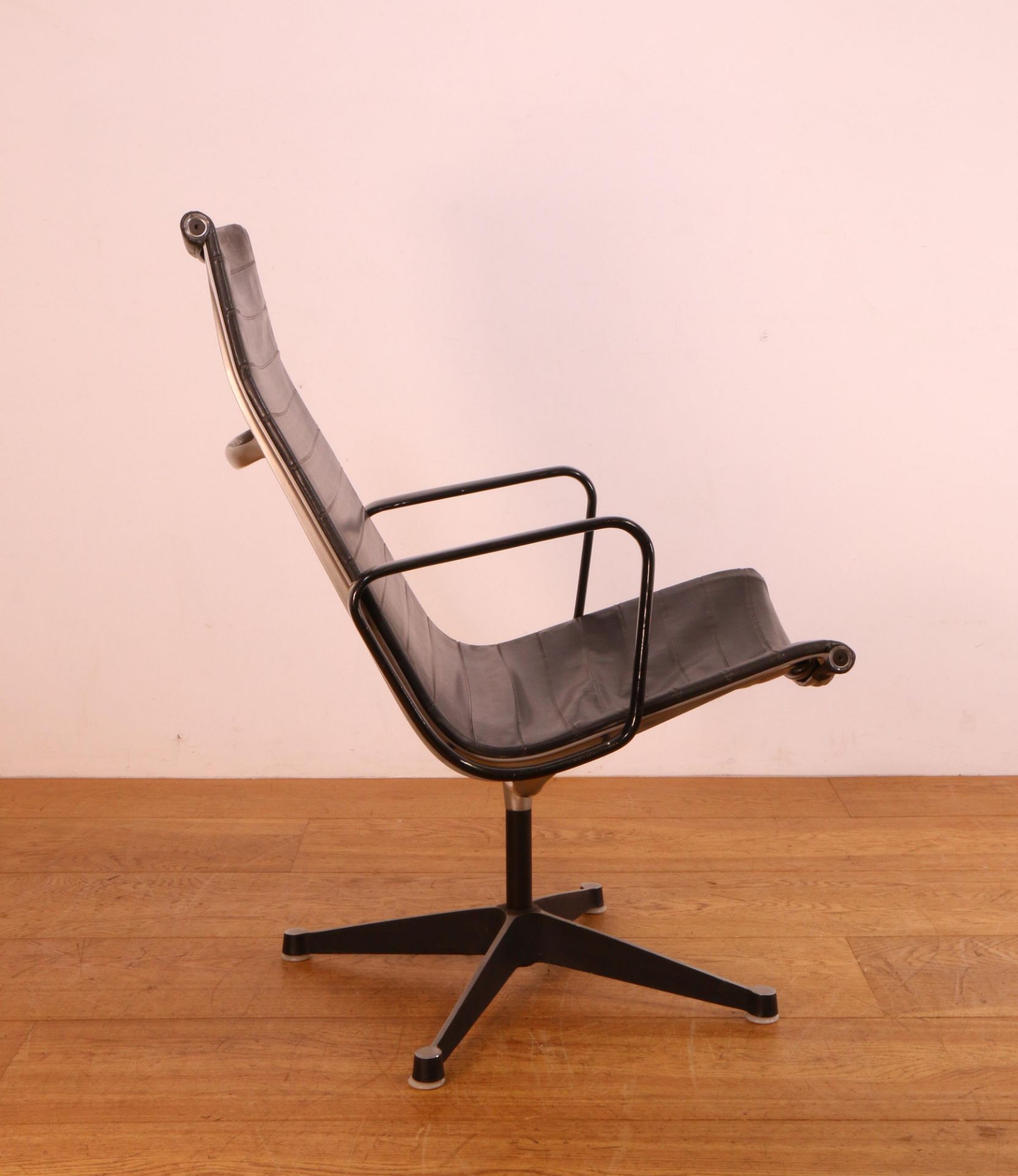 Charles & Ray Eames voor Herman Miller, U.S.A, Lounge Chair, model no. 670. - Image 6 of 9