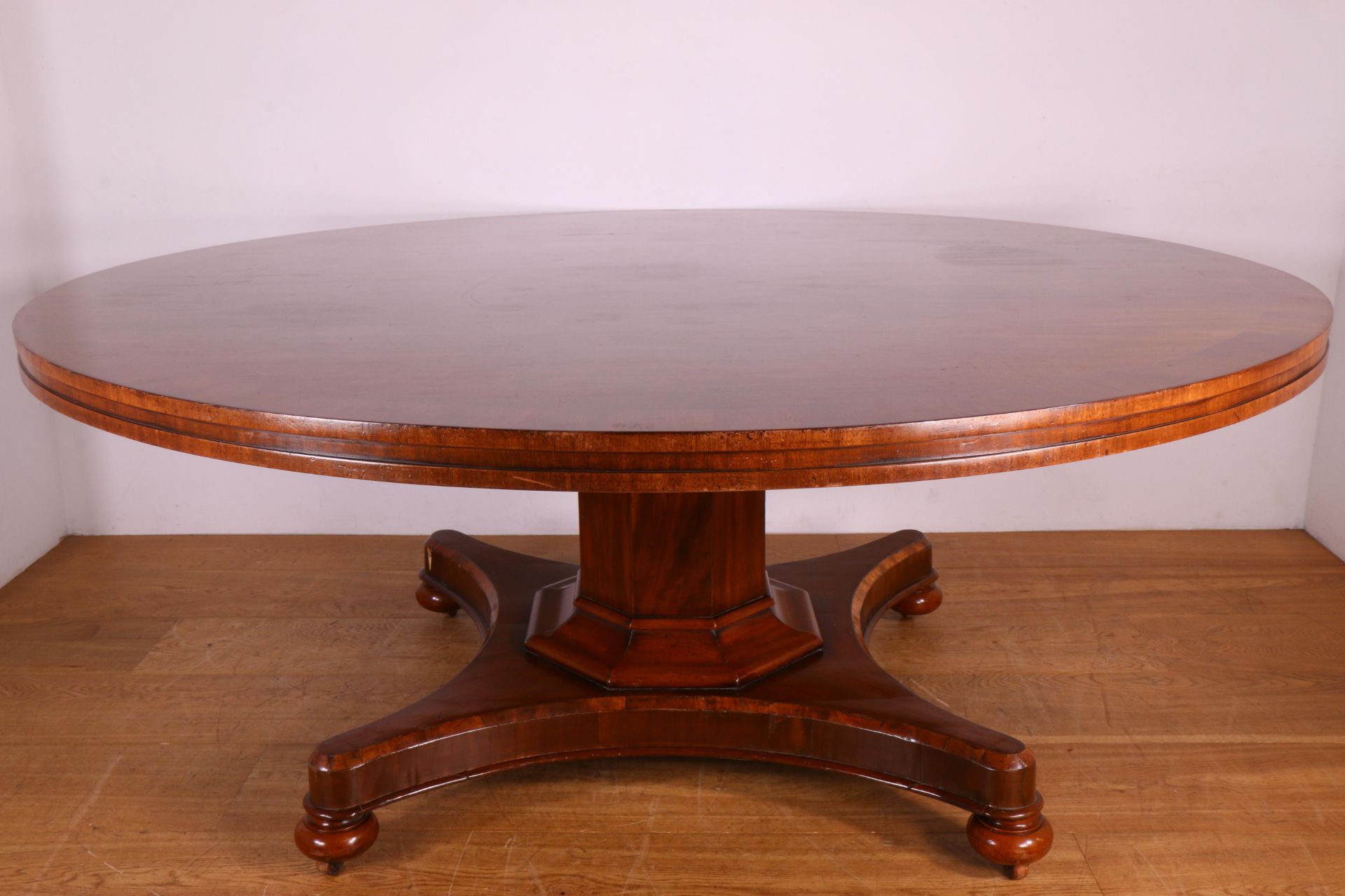 Engeland, kapitale mahoniehouten ronde tafel, 19e eeuw,