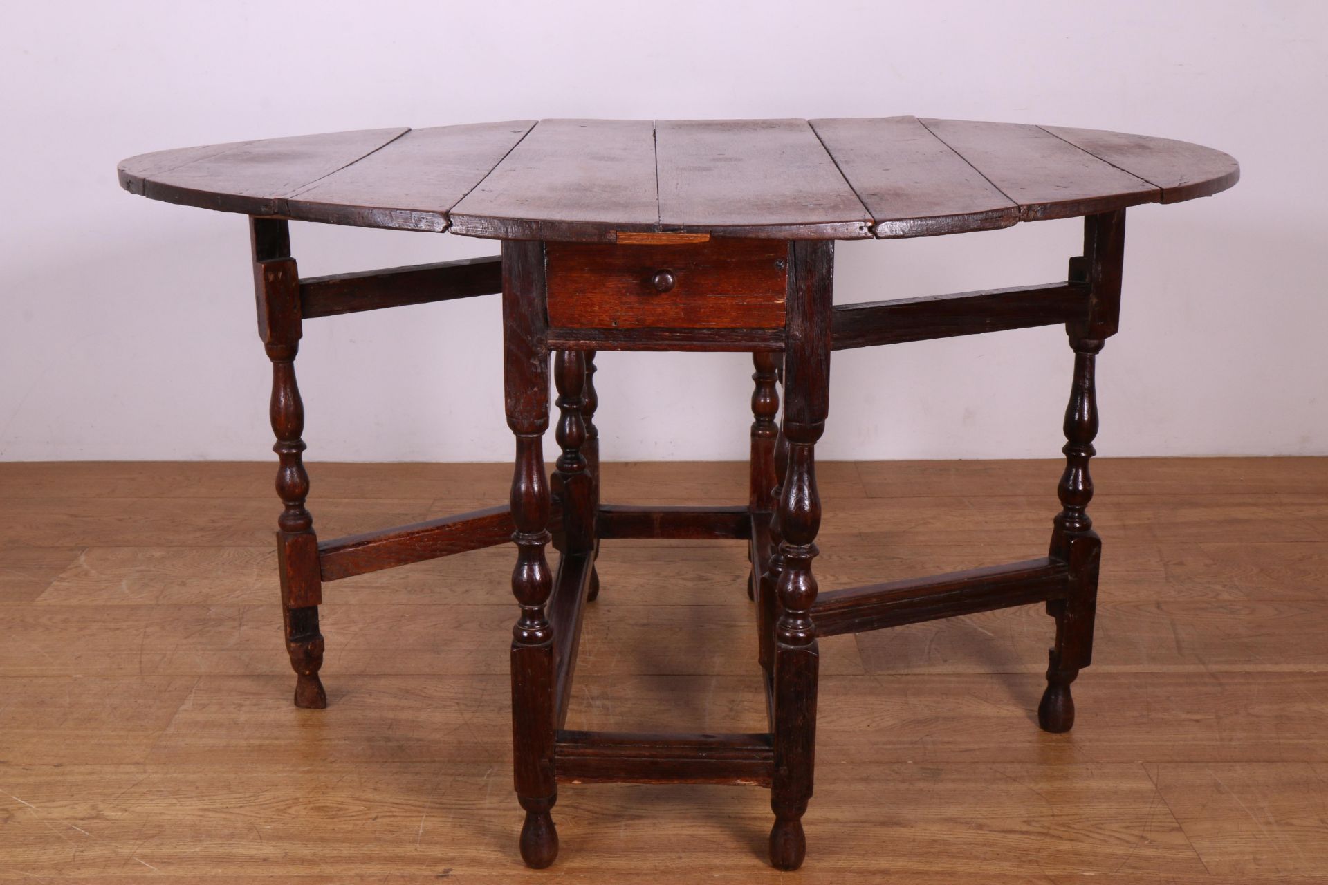 Engeland, eikenhouten ovale gate-leg tafel, 18e eeuw,