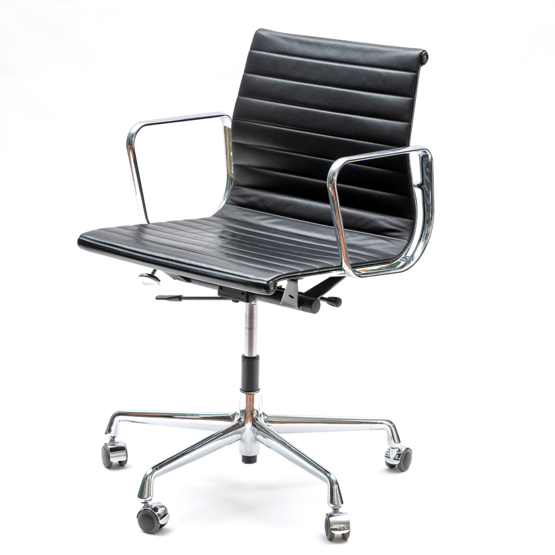 Charles & Ray Eames voor Vitra, Zwitserland, Aluminium Group 'EA 117' bureaustoel, ontwerp 1958.