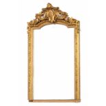 Gefacetteerde spiegel in vergulde lijst in Louis XV-stijl.