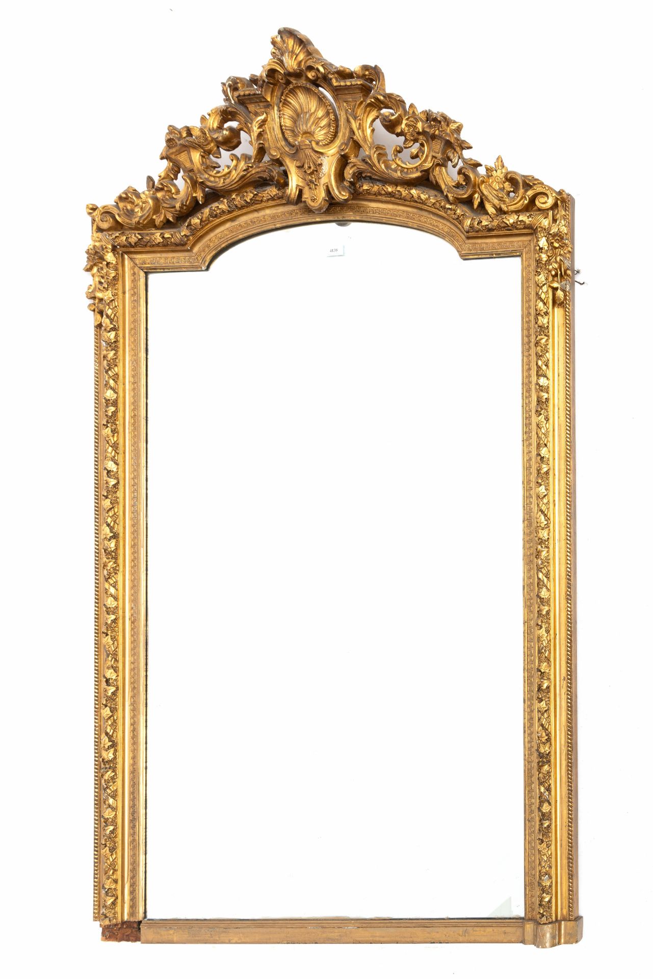 Gefacetteerde spiegel in vergulde lijst in Louis XV-stijl.