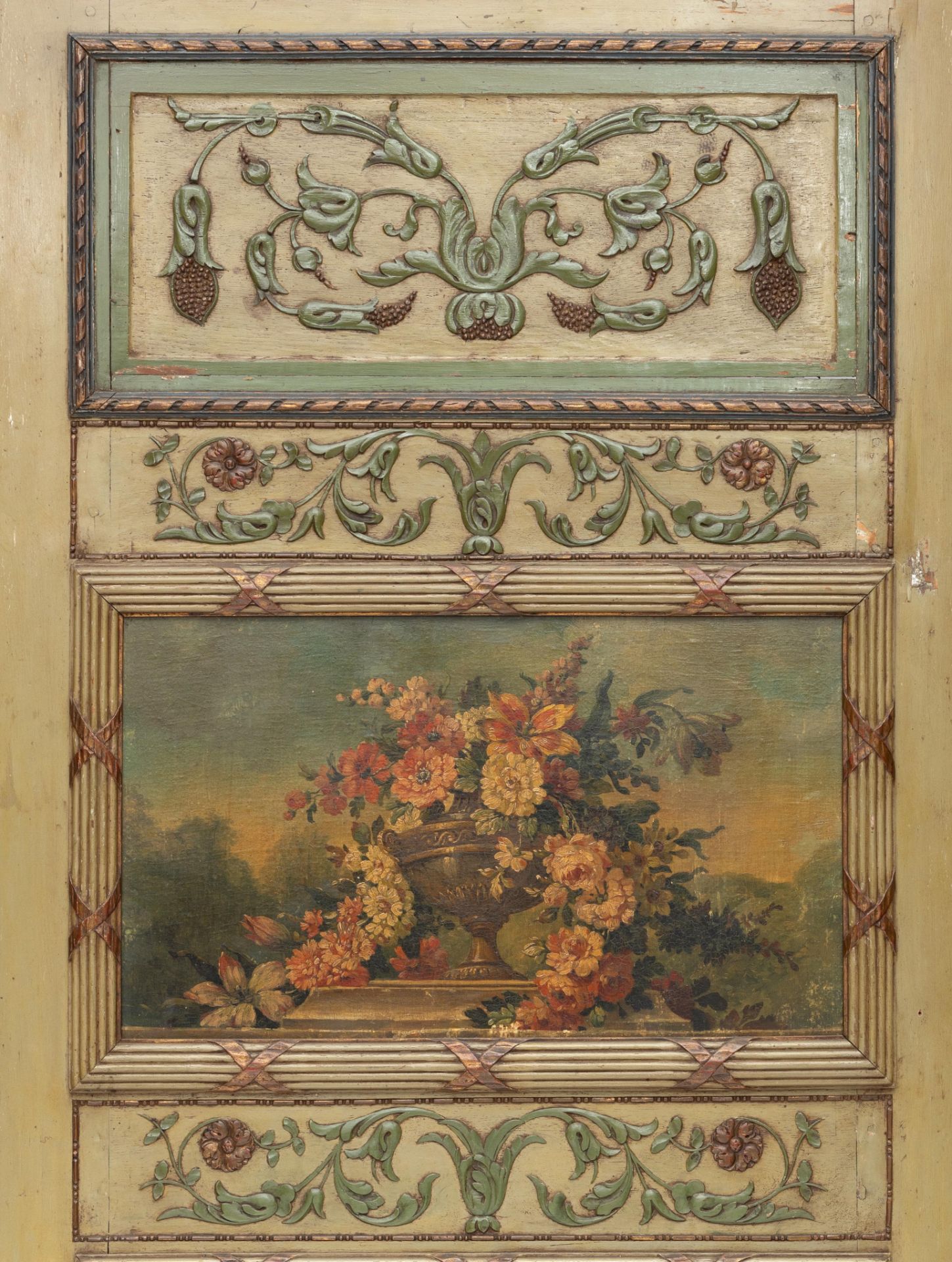 Schoorsteenspiegel in groen gelakt en gebronsd houten lijst in Louis XVI-stijl, 19e eeuw, - Image 2 of 2