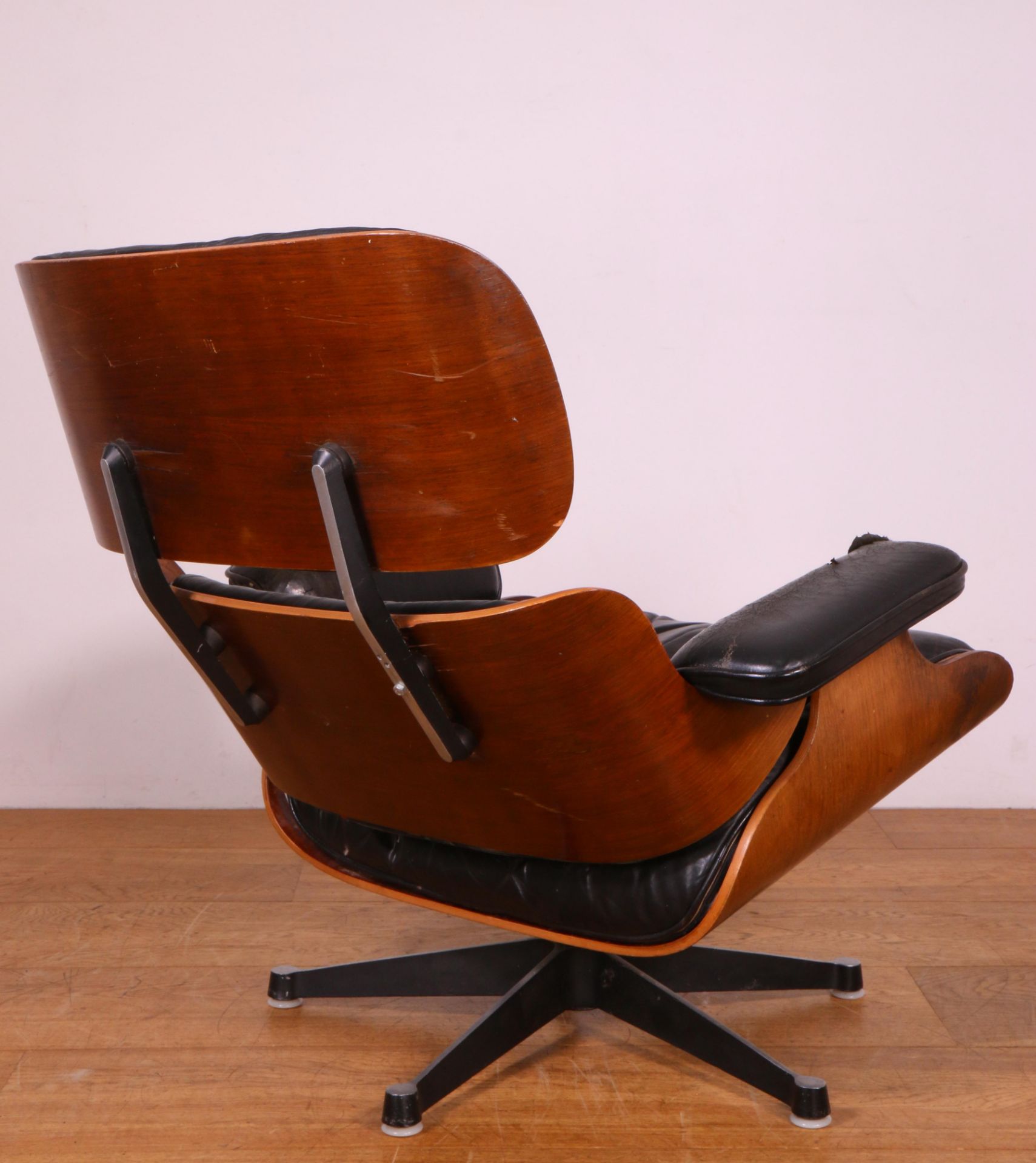 Charles & Ray Eames voor Herman Miller, U.S.A, Lounge Chair, model no. 670. - Image 5 of 9