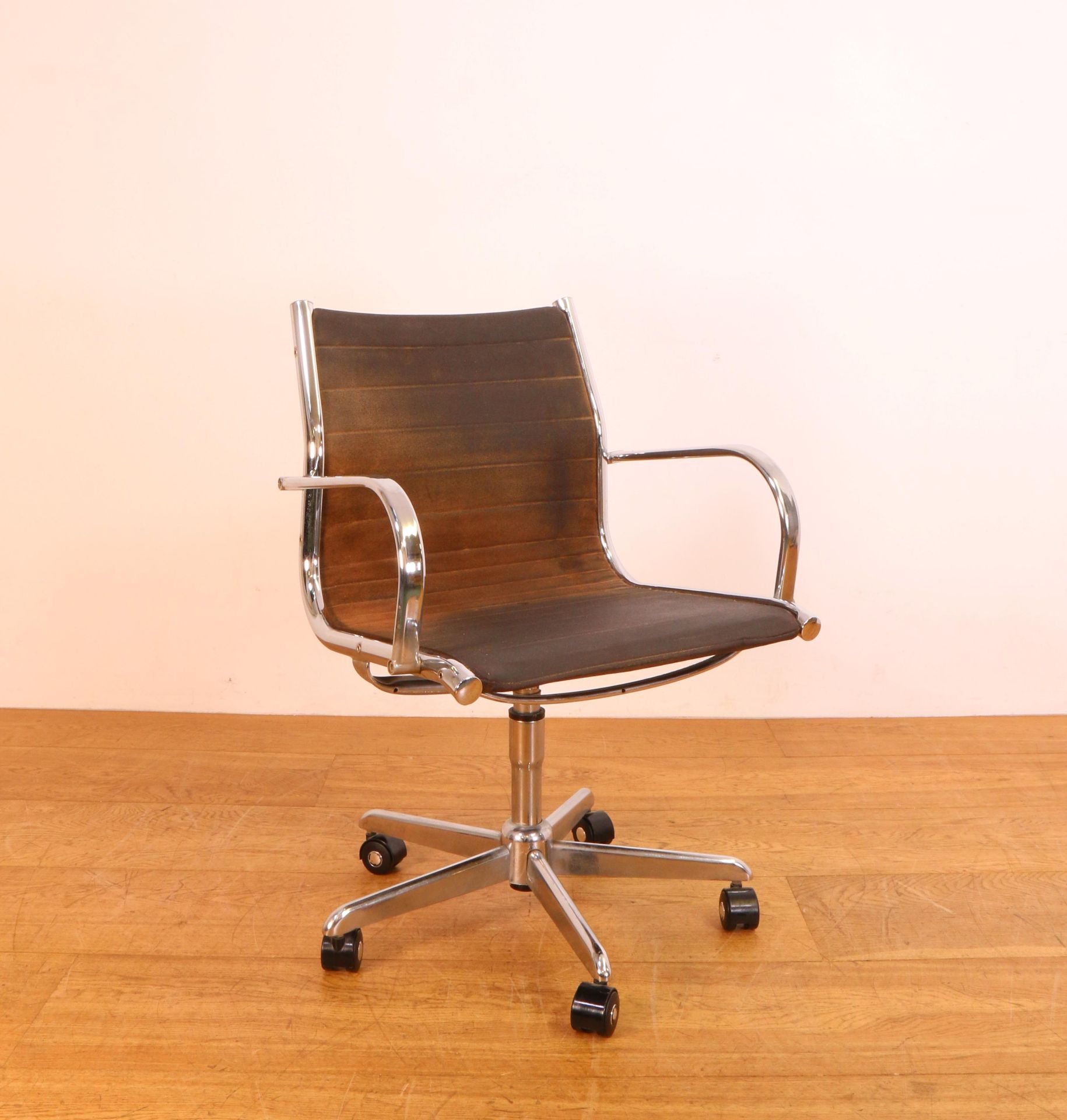 Naar Charles & Ray Eames, verchroomd stalen bureaustoel, ontwerp 1970, - Image 4 of 4