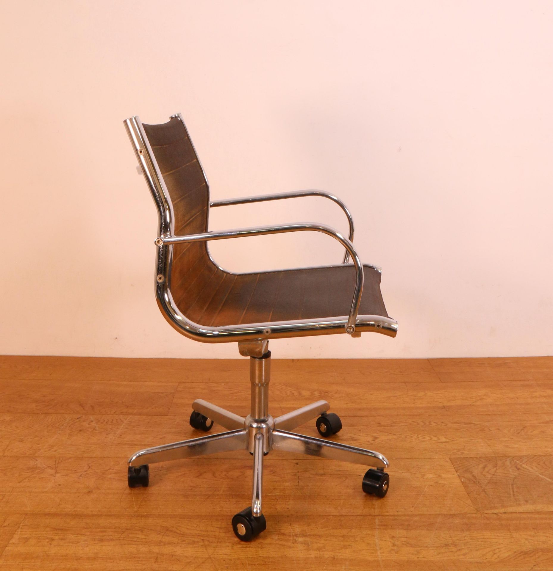 Naar Charles & Ray Eames, verchroomd stalen bureaustoel, ontwerp 1970, - Image 2 of 4