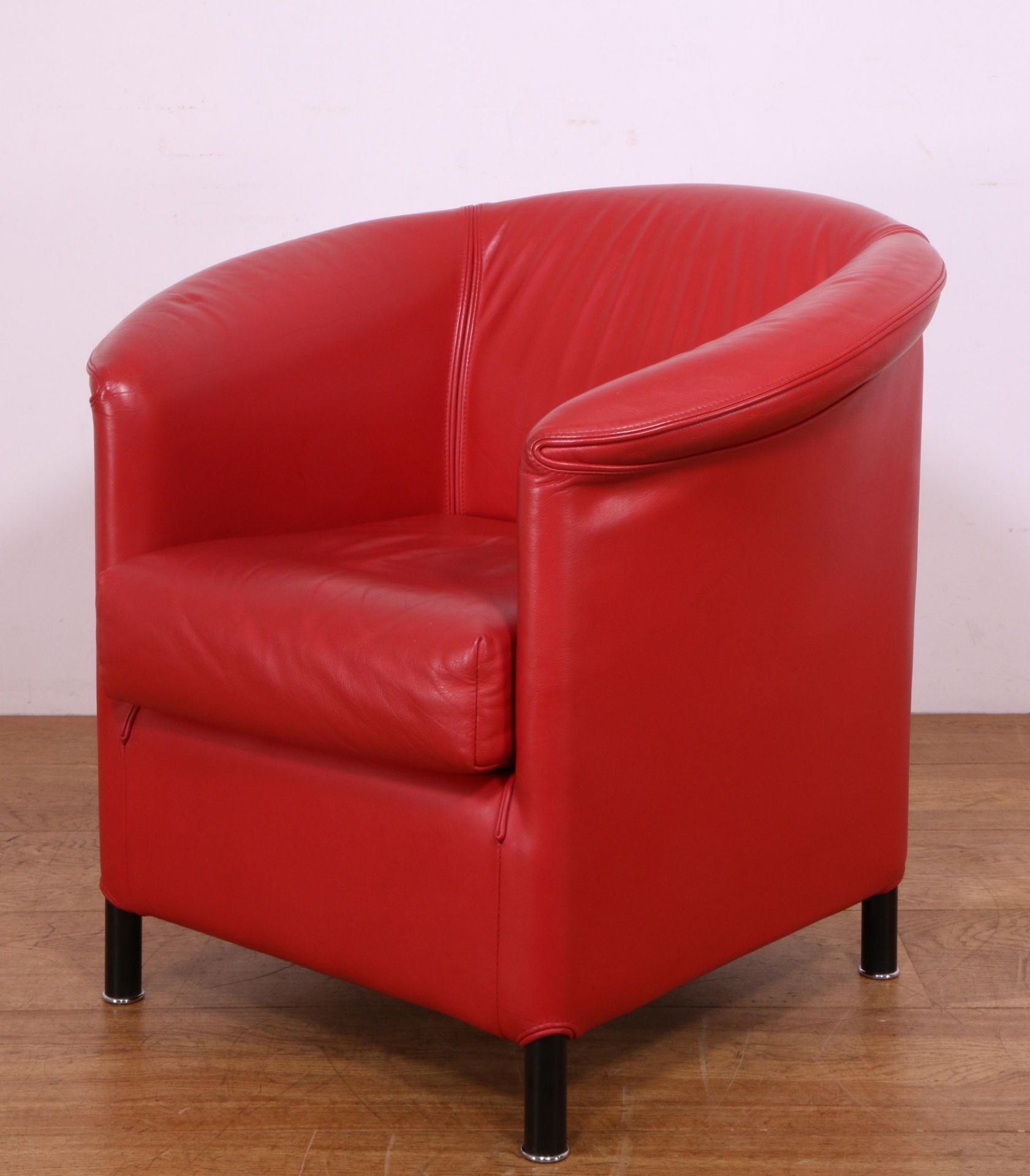 Paolo Piva voor Wittmann, Oostenrijk, rood lederen 'Aura XL 1742' fauteuil, ontwerp 1983 - Image 2 of 2