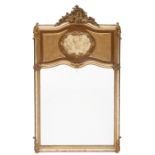 Frankrijk, gefacetteerde spiegel in verguld houten lijst in Rococo-stijl,