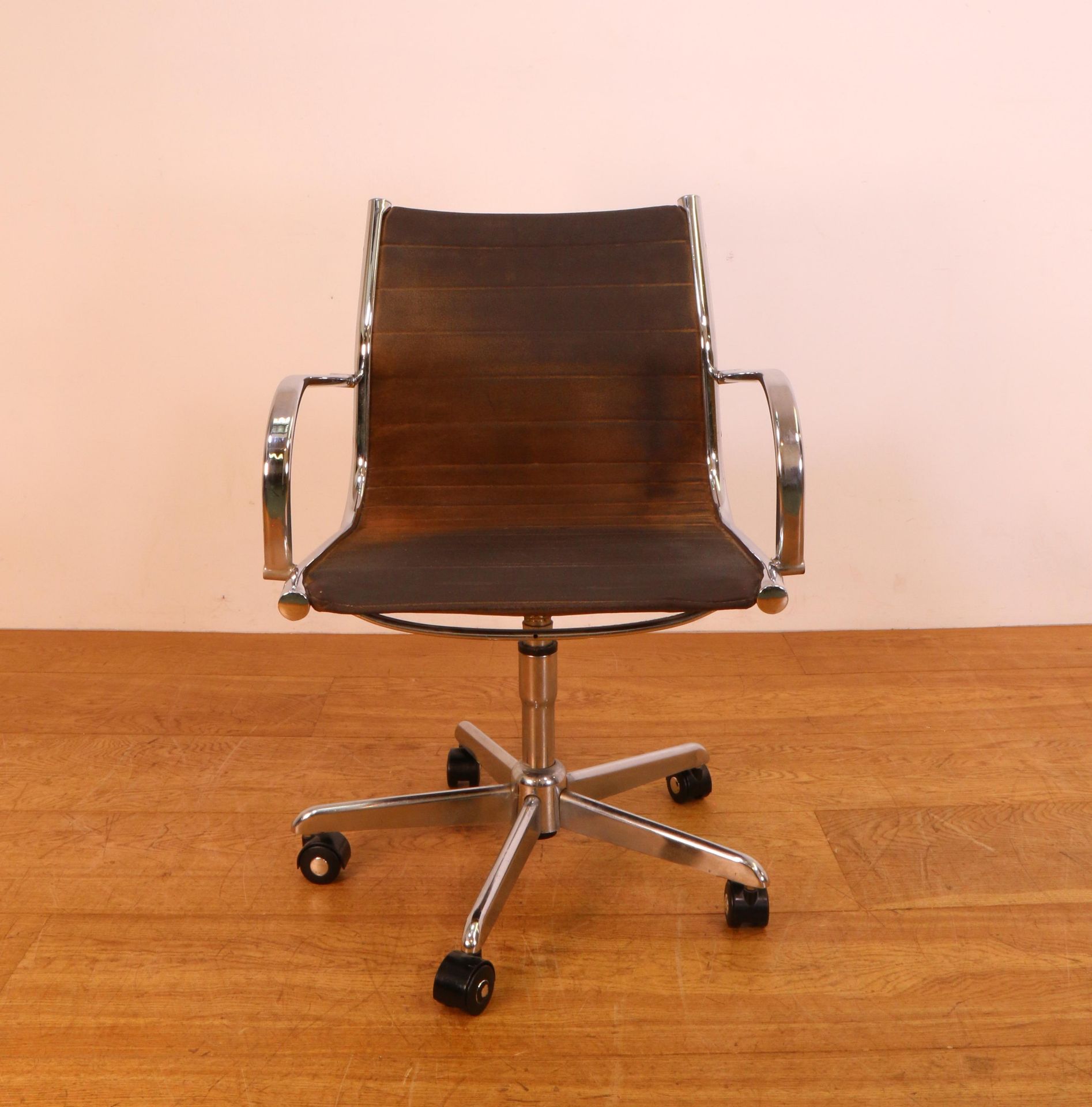 Naar Charles & Ray Eames, verchroomd stalen bureaustoel, ontwerp 1970,